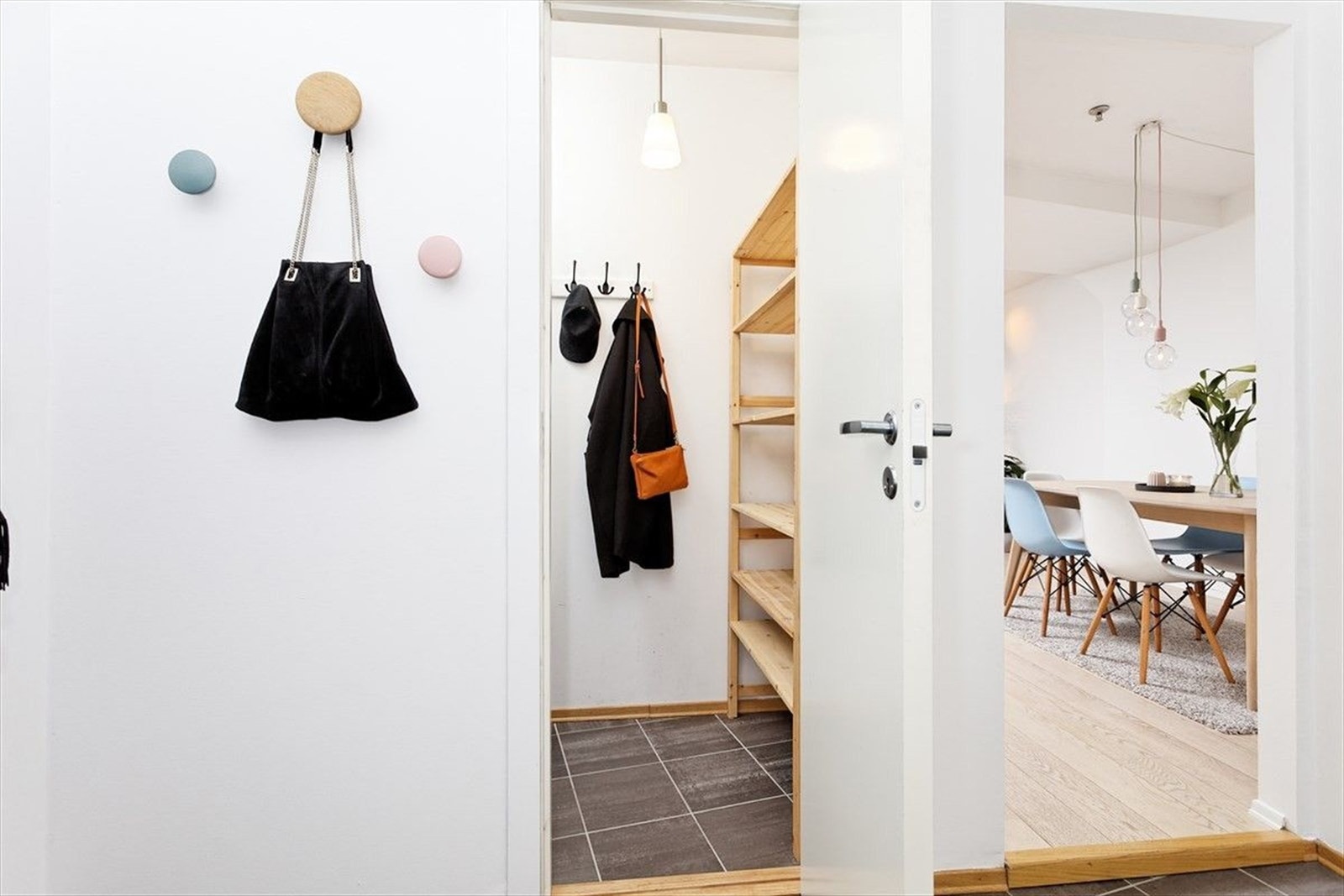 Fra entré har man tilgang til innvendig bod. Galleribilde