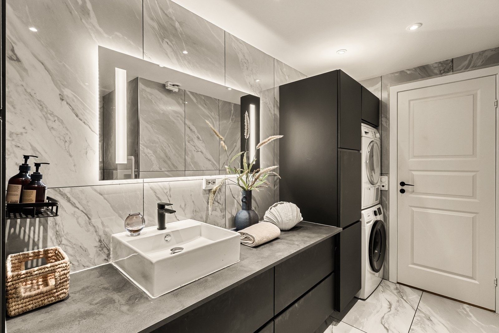 Badet er moderne og stilfullt, med keramiske fliser på både gulv og vegger. Galleribilde