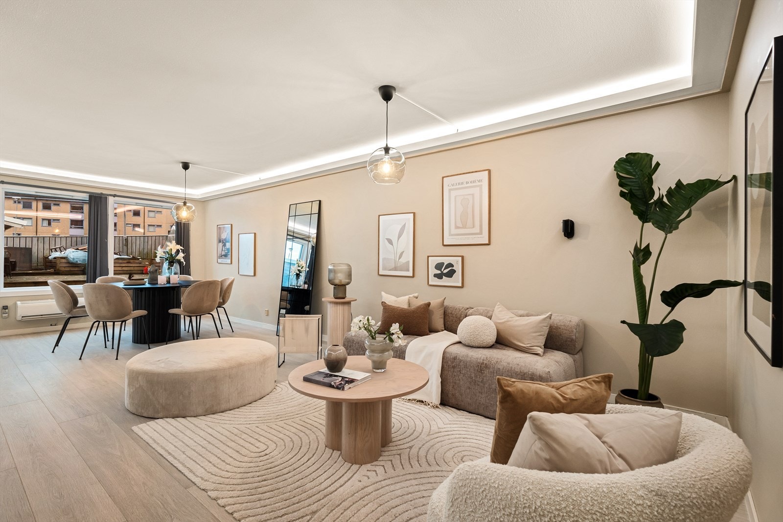 Stuen har god størrelse og gir rikelig plass til å innrede med sofa, TV-møbel, samt et stort spisebord. Galleribilde