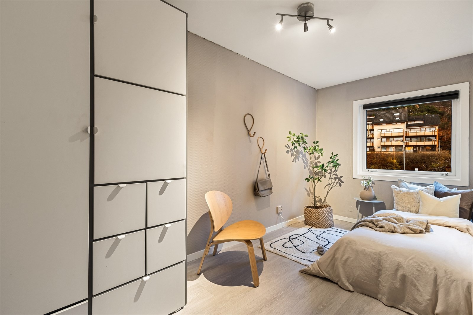 Soverom 2 er også av god størrelse med plass til seng og garderobe. Galleribilde