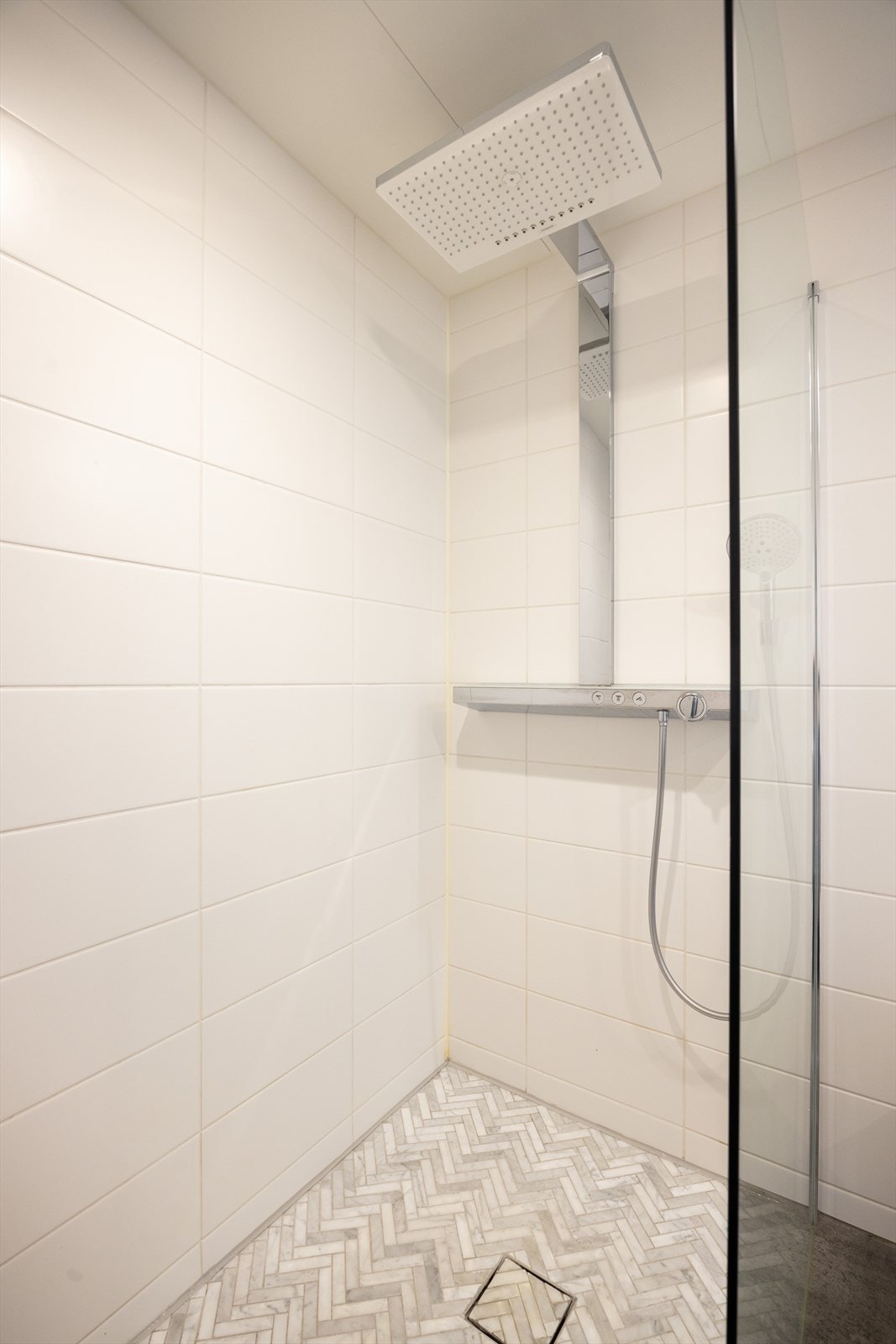 Det er dusjhjørne med "waterfall" dusjhodet og svingbare glassdører. Galleribilde