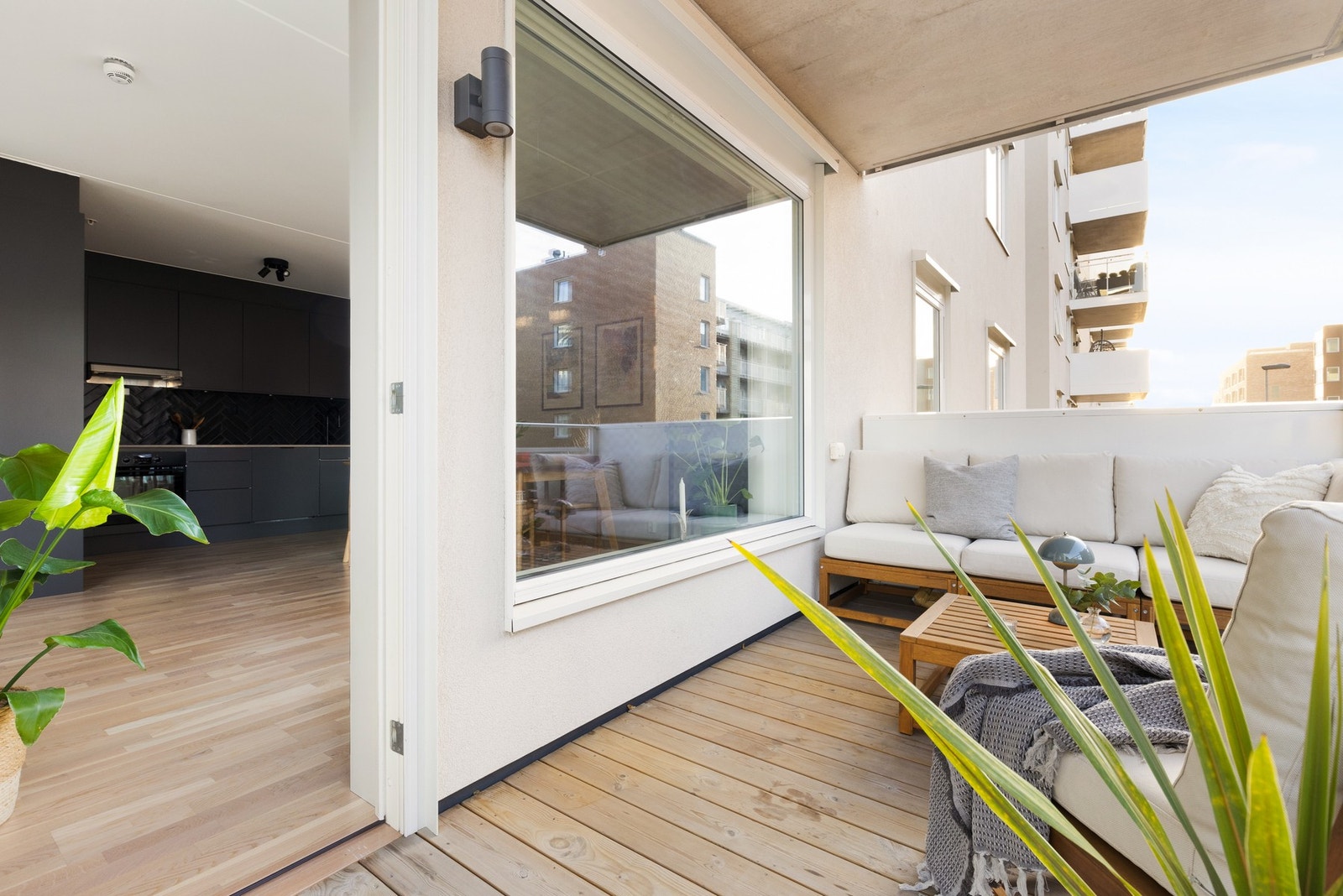 Her er det lune tregulv, strømuttak og balkongen er overbygd slik at den enklere kan brukes også ved nedbør Galleribilde