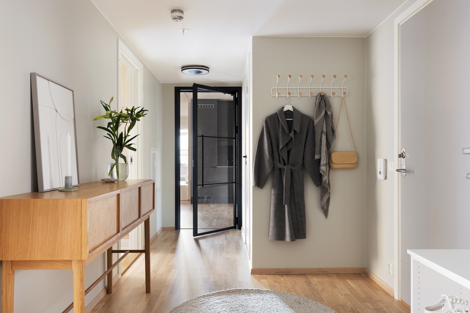 Entreen oppleves lys og romslig med plass til lagringsmøblement, veggpynt og klesoppheng Galleribilde