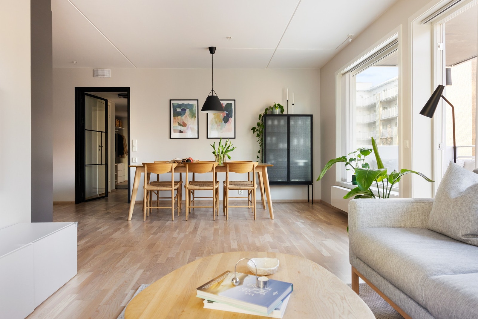 Det er også ledig veggplass for vitrineskap, en flott skjenk eller bokhyller Galleribilde