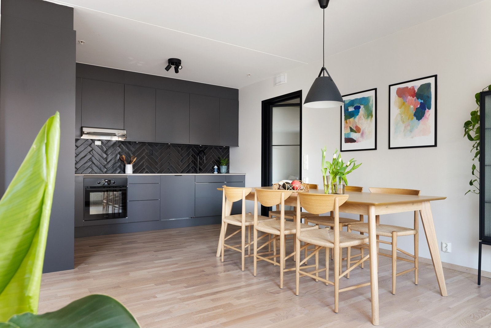 Et romslig og innbydende kjøkken i en åpen løsning mot spisestuen Galleribilde