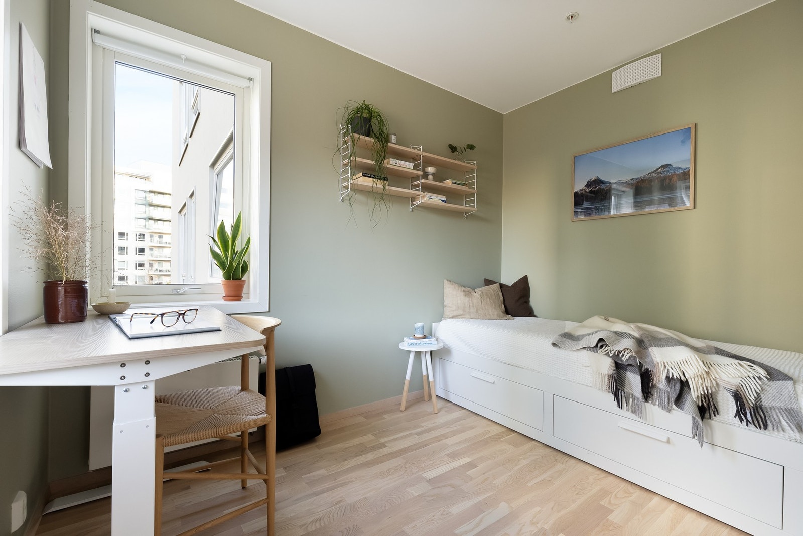 Soverom 3 har adkomst via stuen og er idag innredet som gjesterom og kontor Galleribilde