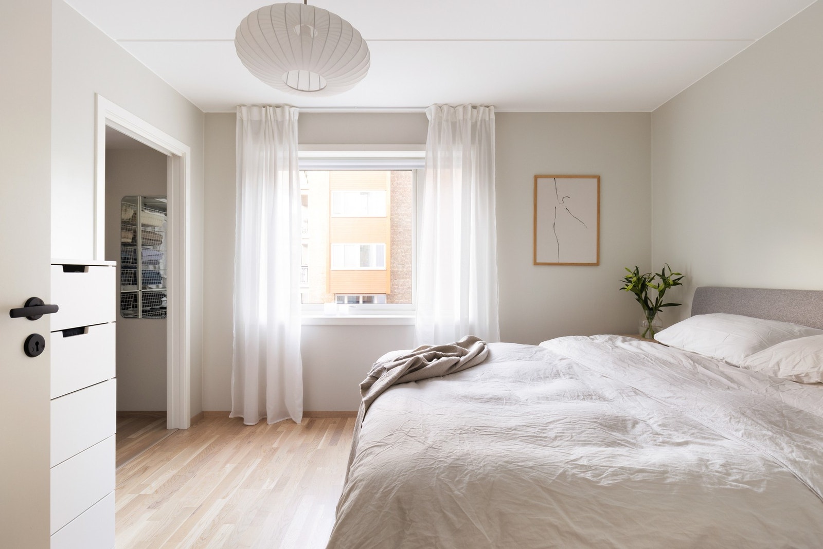 Rommet er svalt er malt i behagelige fargetoner Galleribilde