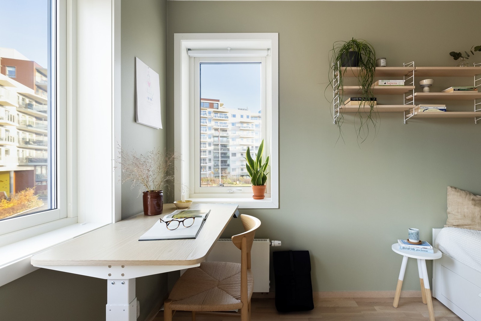 En flott plass for hjemmekontor og en sovesofa for overnattingsgjester Galleribilde