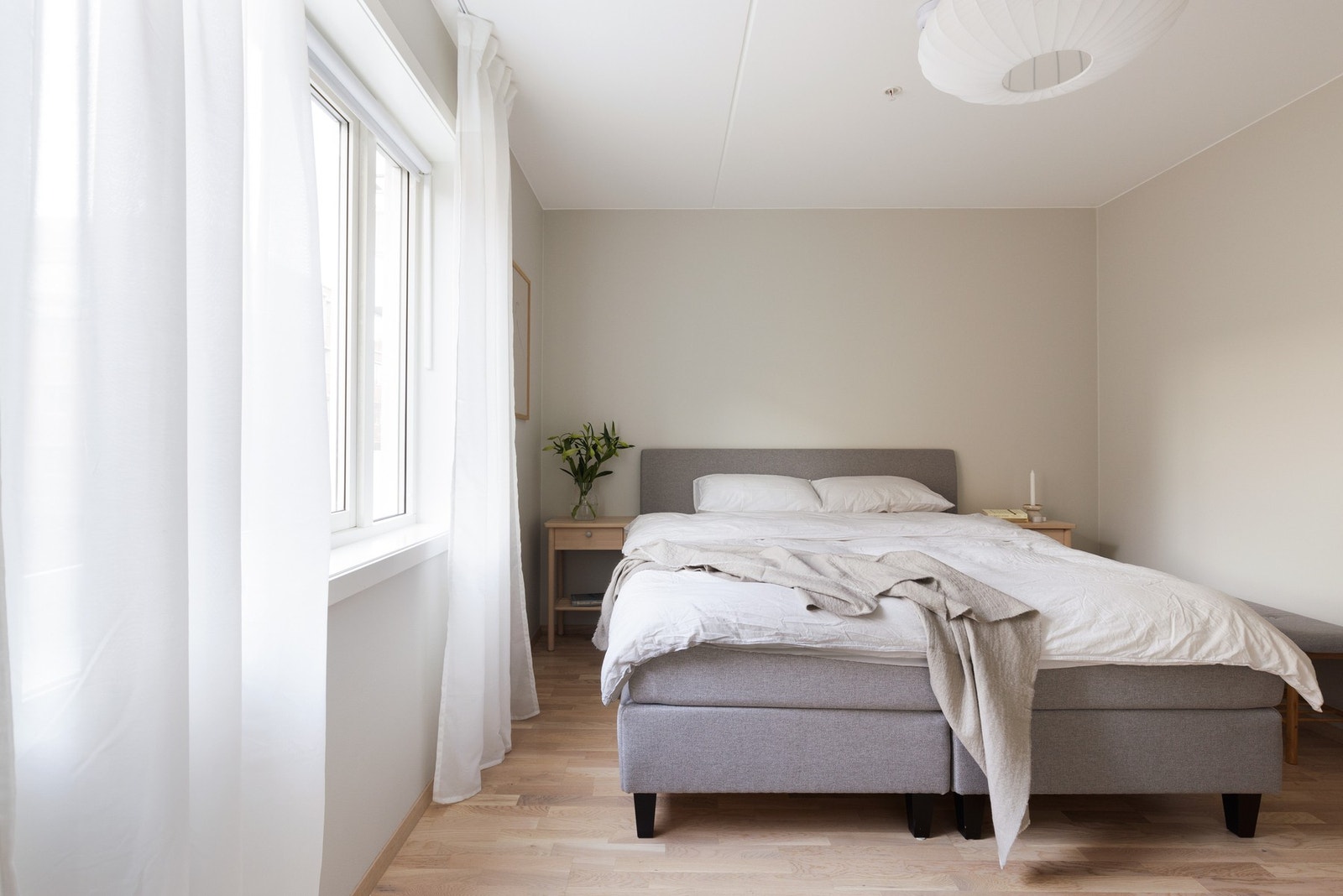 180cm seng og nattbord på begge sider Galleribilde