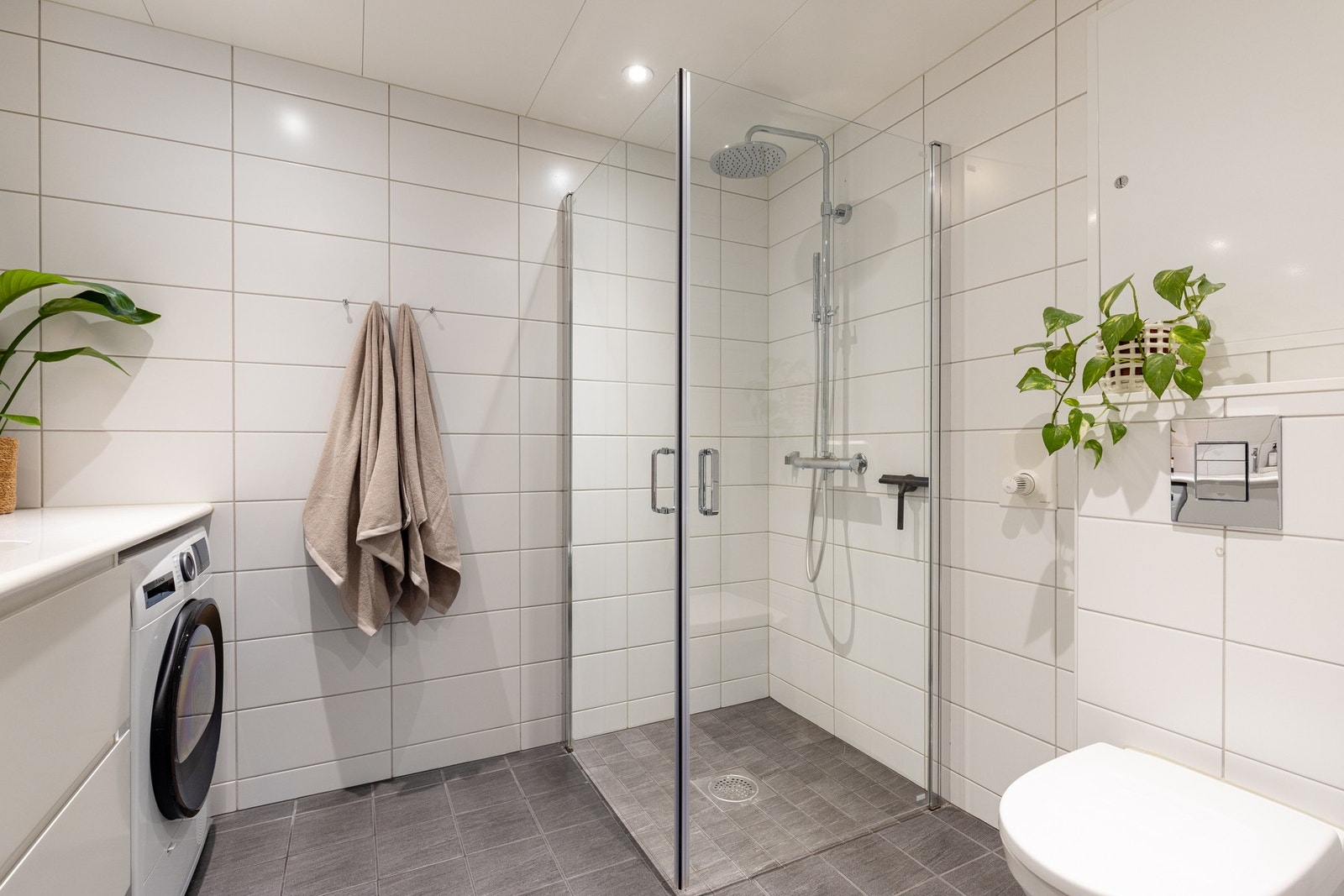 Her er det varme i gulvet, spotlights i taket, vegghengt toalett med skjult sisterne og regnfallsdusj Galleribilde