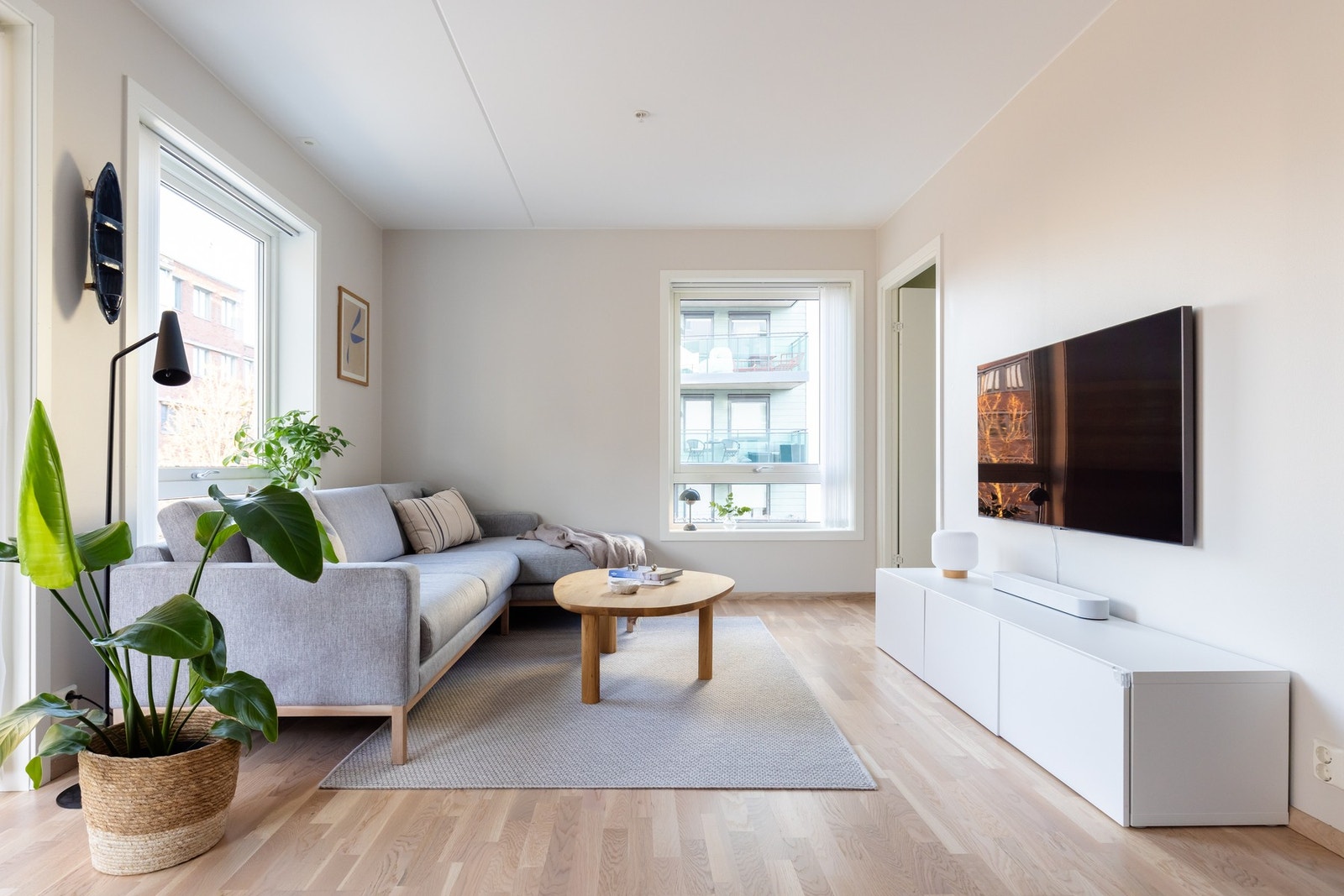 Her er det enkelt å møblere og det er naturlige soner for tv-stue og spisestue Galleribilde