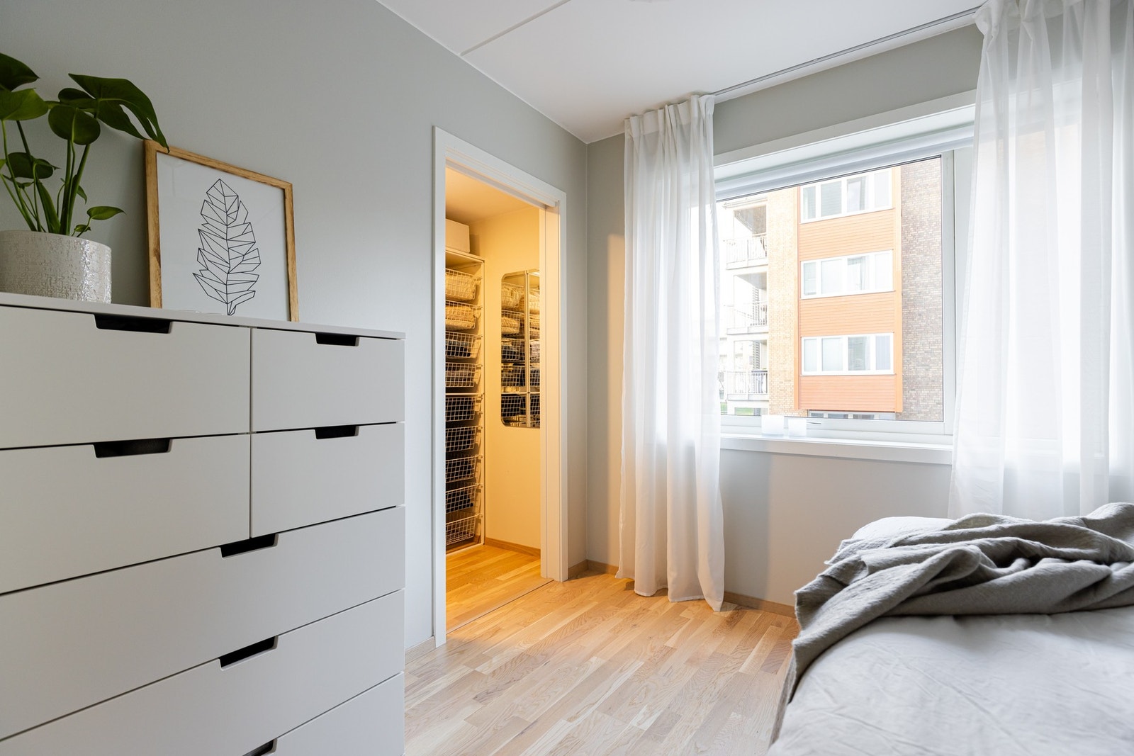 Ledig plass for garderobeskap eller kommode, samt en romslig innvendig bod/walk-in garderobe Galleribilde