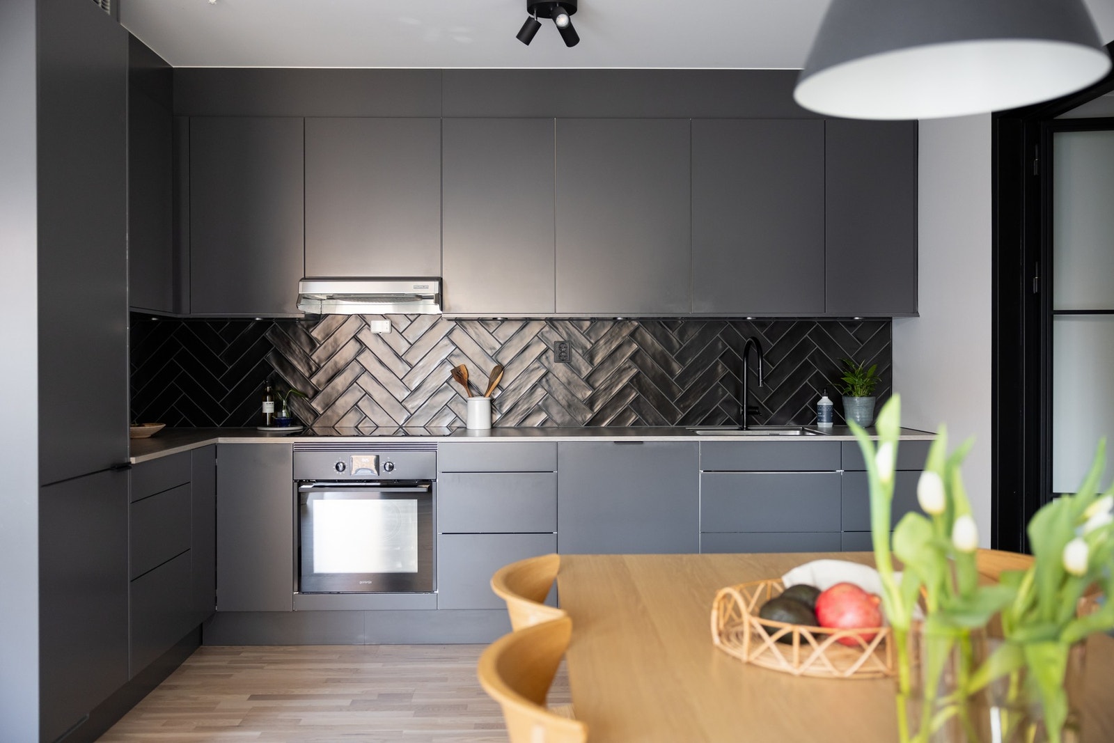 Kjøkkenet er levert fra Sigdal med integrerte hvitevarer som medfølger ved salg Galleribilde