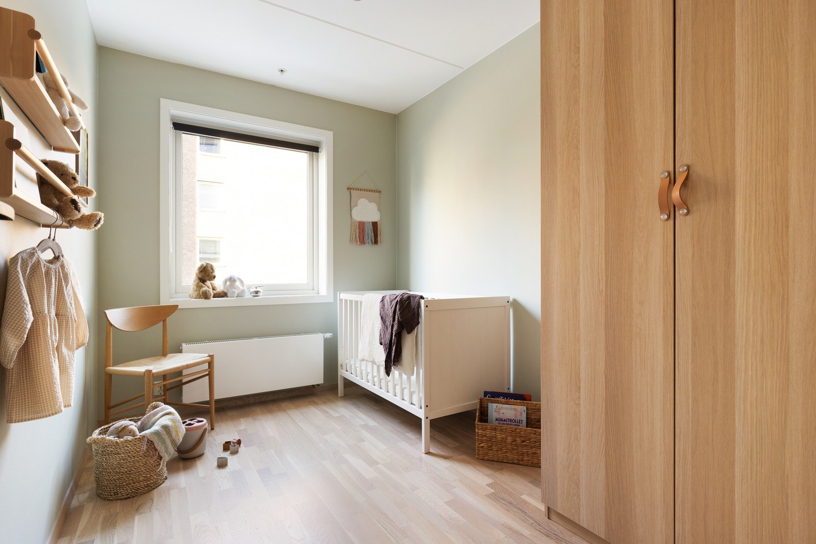 Det er plass til vanlig seng, garderobeskap og skrivepult Galleribilde