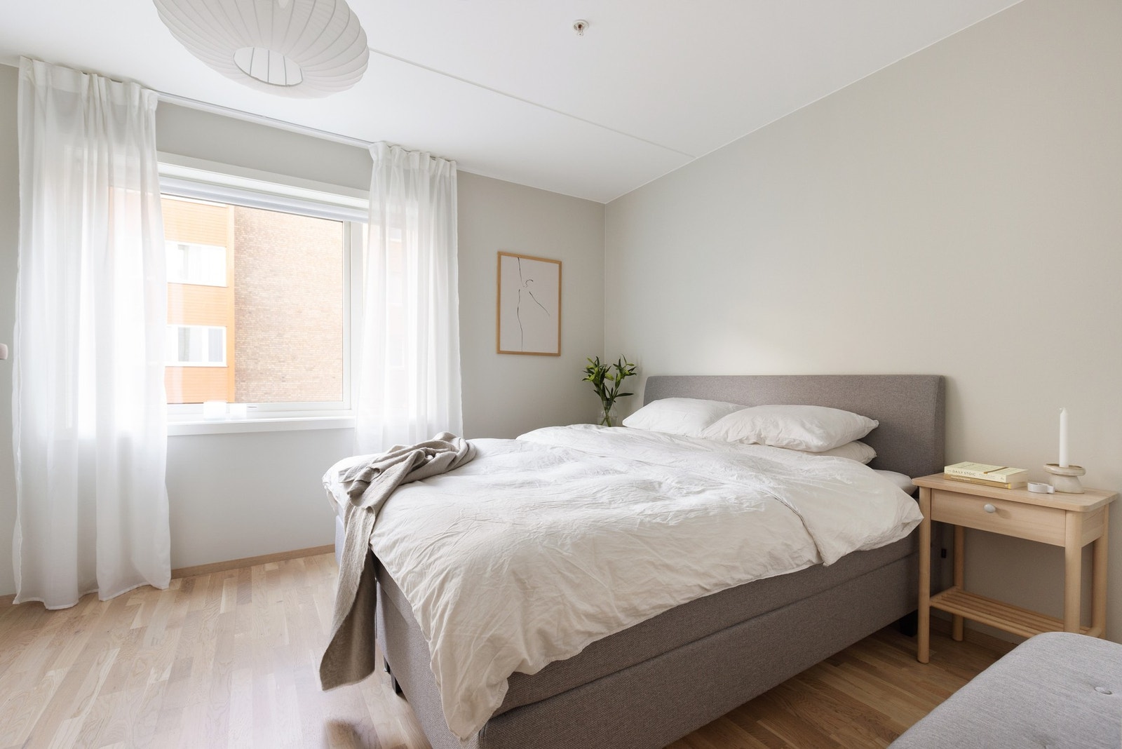 Hovedsoverommet er sjenerøst med god plass til en stor dobbeltseng og mye lagringsplass Galleribilde