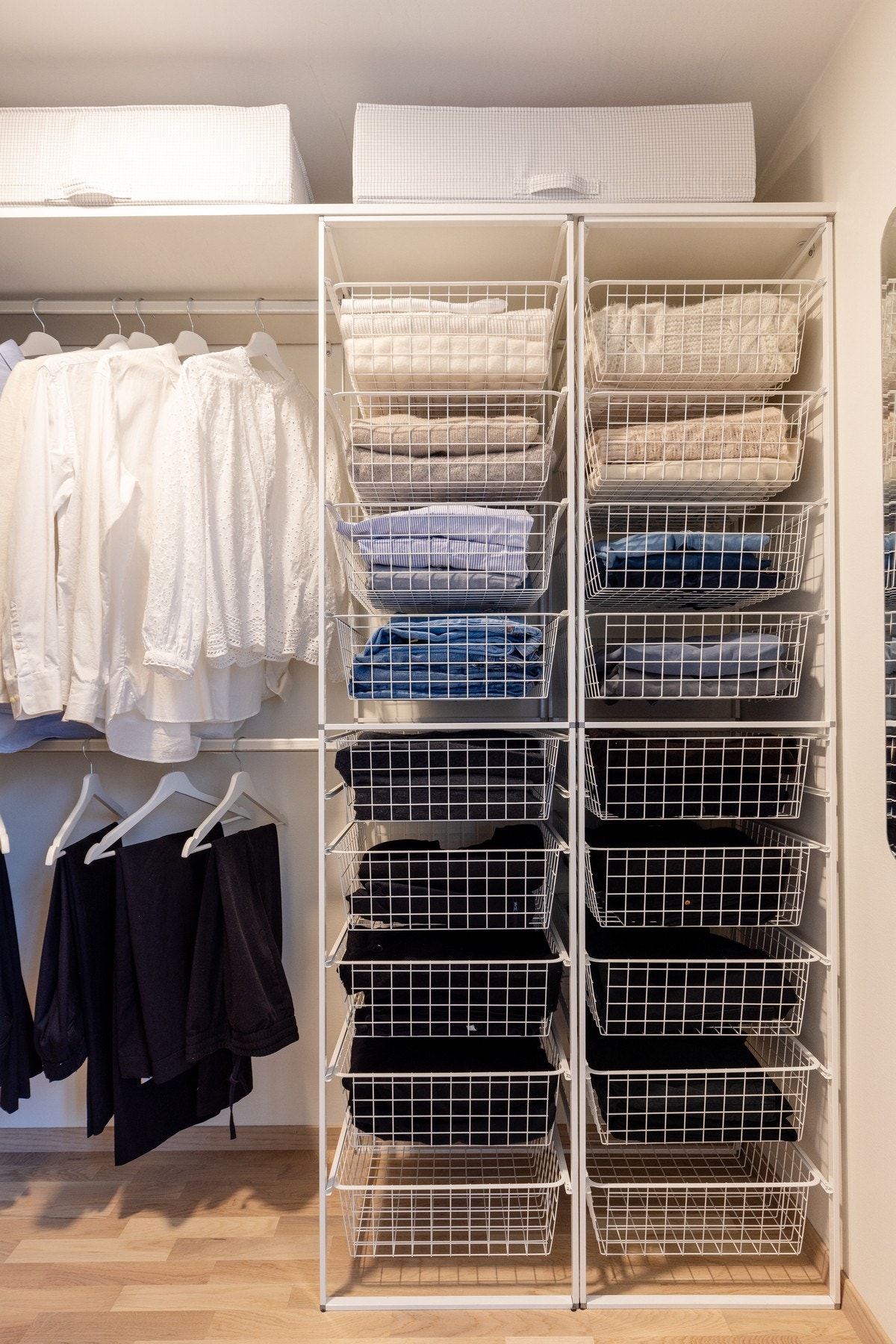 Walk-in garderoben er praktisk innredet med skuffeløsninger og mye hengeplass Galleribilde