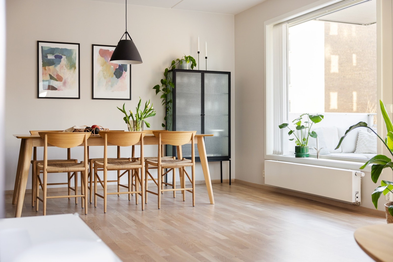 En stor og fin plass for spisebord hvor man enkelt får plass til flere gjester Galleribilde