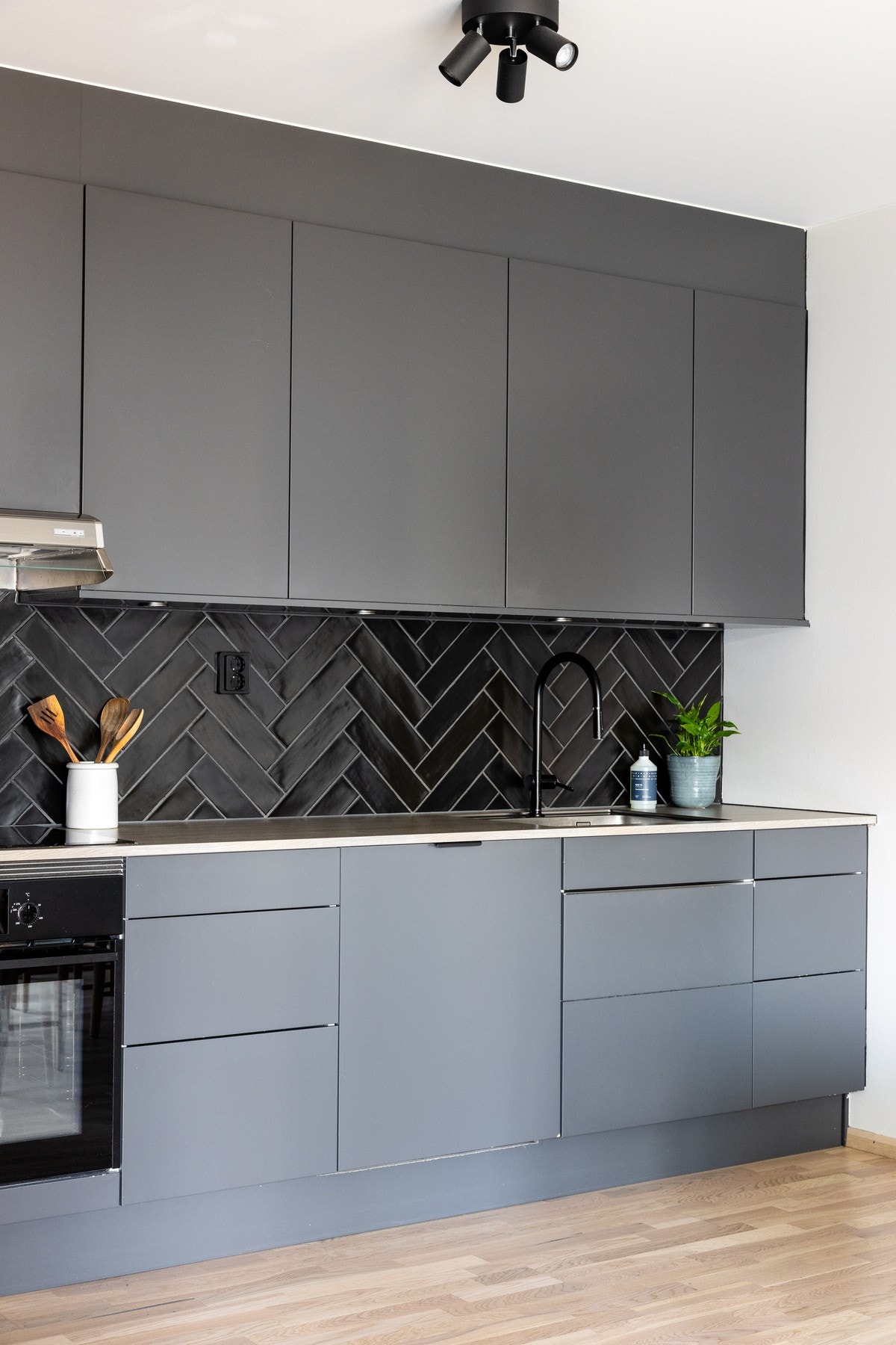 Inkludert oppvaskmaskin, kjøleskap m/fryser, stekeovn og induksjon platetopp Galleribilde