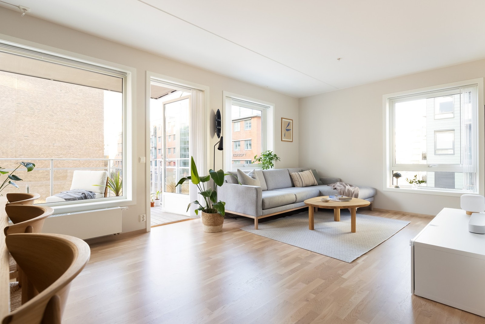 Med sin hjørnebeliggenhet er det rikelig med naturlig lys inn i stuen fra store vindusflater Galleribilde