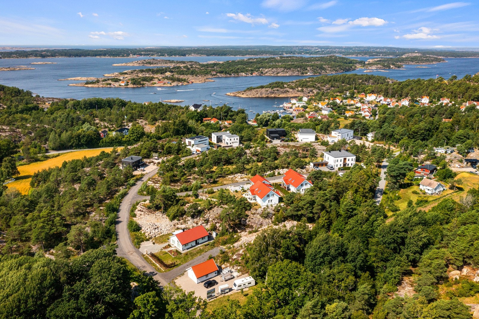 Området er ferdig opparbeidet med vei, vann, elektrisitet, bredbånd med stikkledninger til hver tomt Galleribilde
