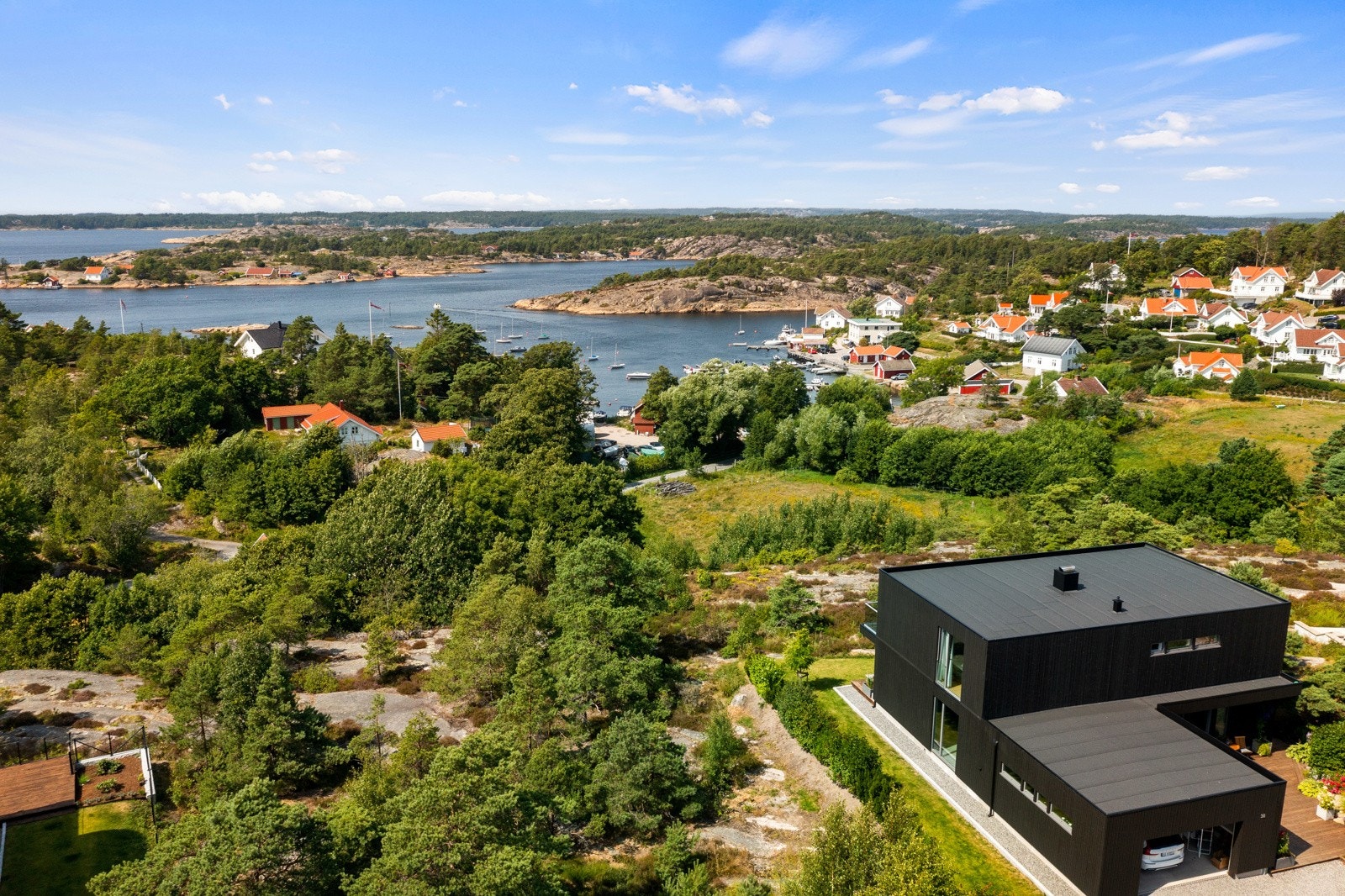 Eksempel på et ferdigbygget hus. Området har en god miks av flatt tak og saltak avhengig av beliggenhet Galleribilde