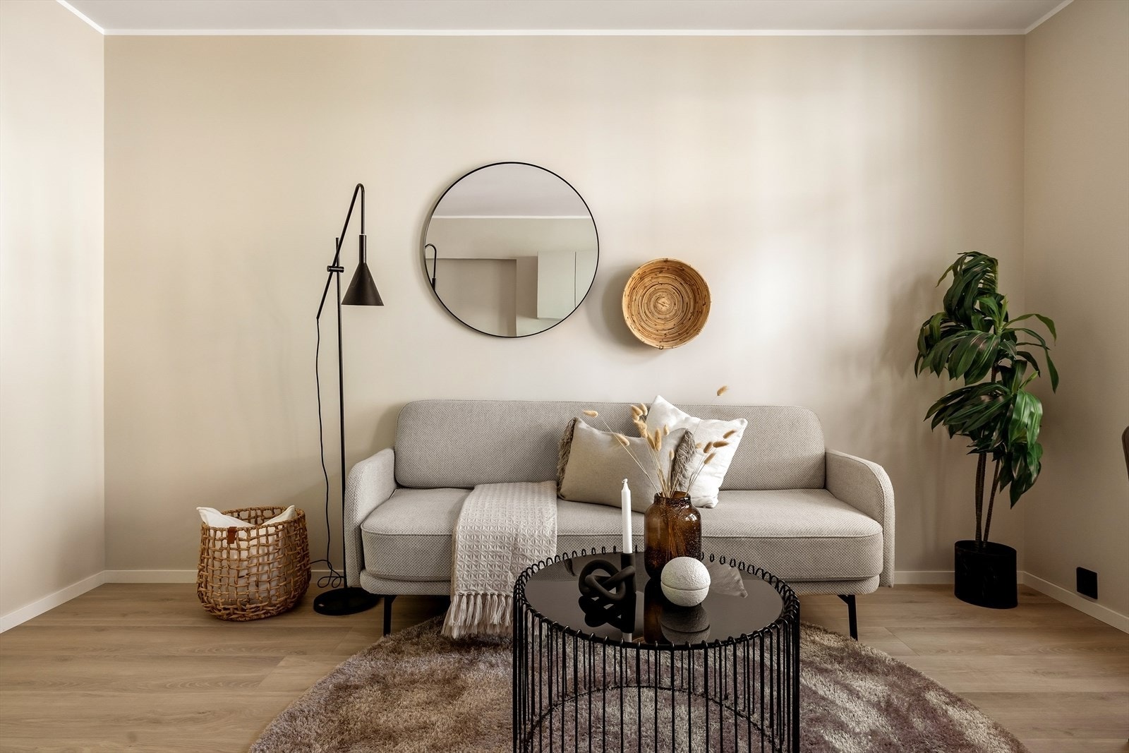 Stuen gir plass til sofagruppe med tilhørende møblement Galleribilde