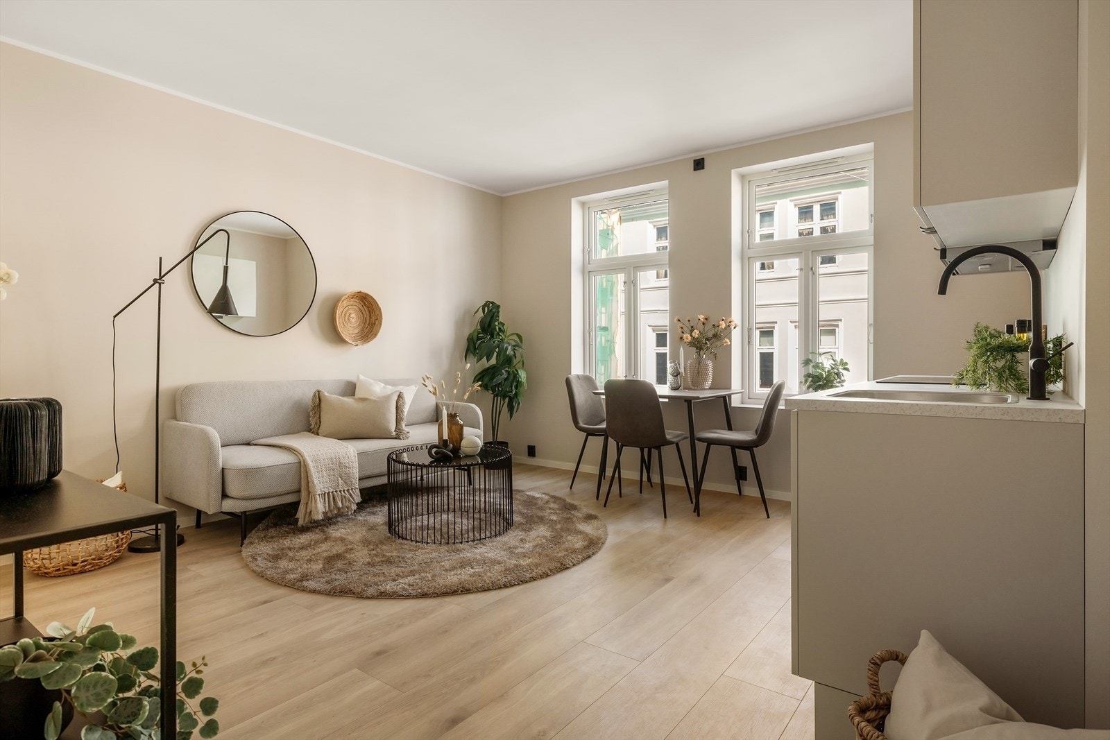 Leiligheten ligger i byggets 2.etasje og inneholder entré (1,9m²), bad (4,5m²), soverom (12,4m²), stue og kjøkken (17,6m²), bod (1,8m²) Galleribilde