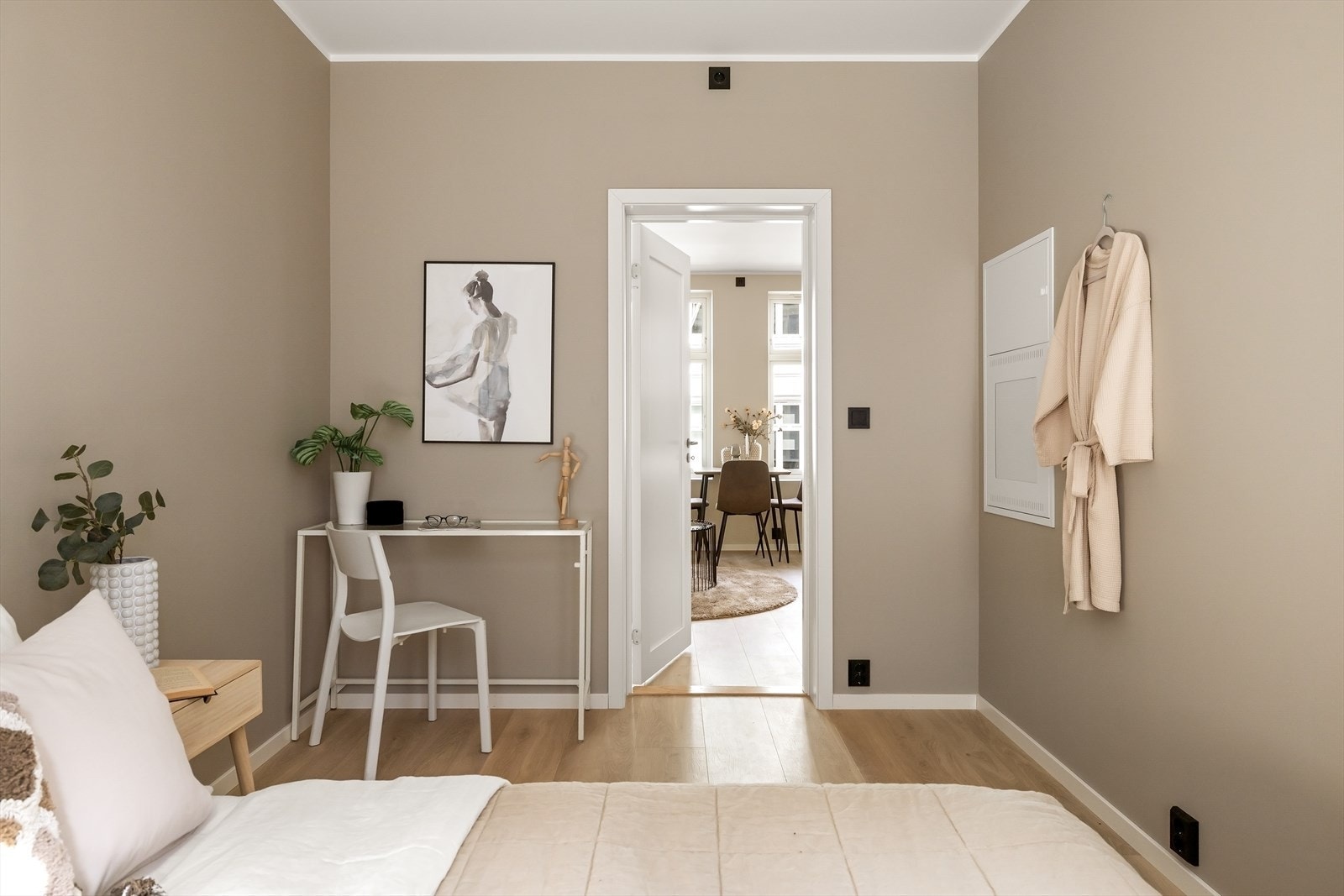 Soverommet er romslig og gir god plass til dobbeltseng, nattbord, kommode og skrivepult Galleribilde