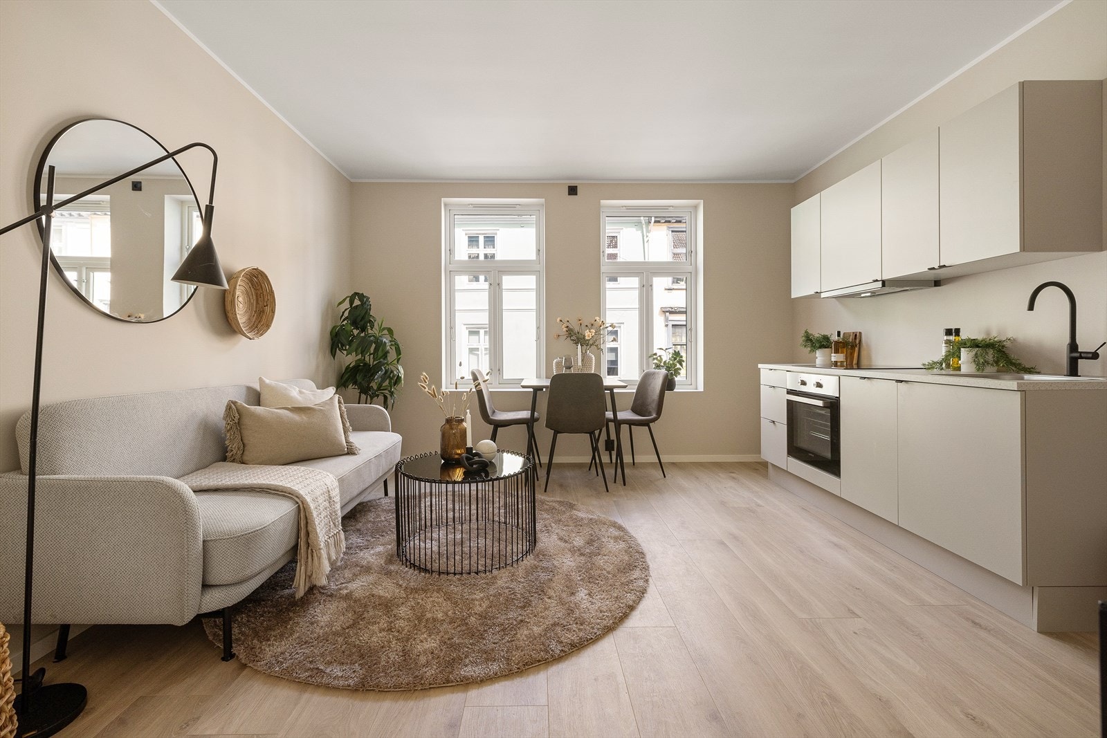 Leiligheten har åpen stue- og kjøkkenløsning som gir maksimal utnyttelse av arealet Galleribilde