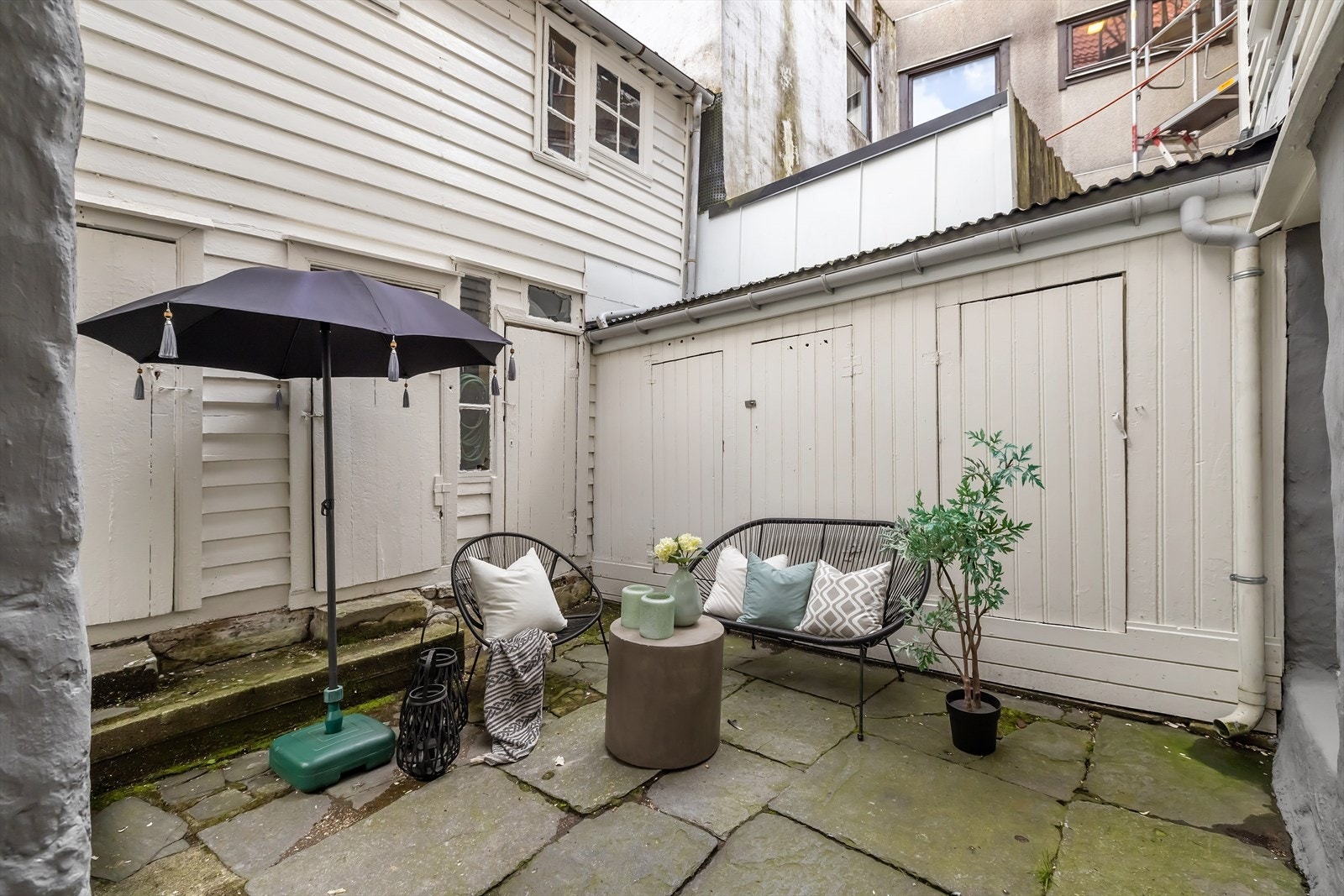 Som seksjonseier får man tilgang på en felles bakgård. Bakgården ligger usjenert til og her er det plass til utemøbler. Galleribilde