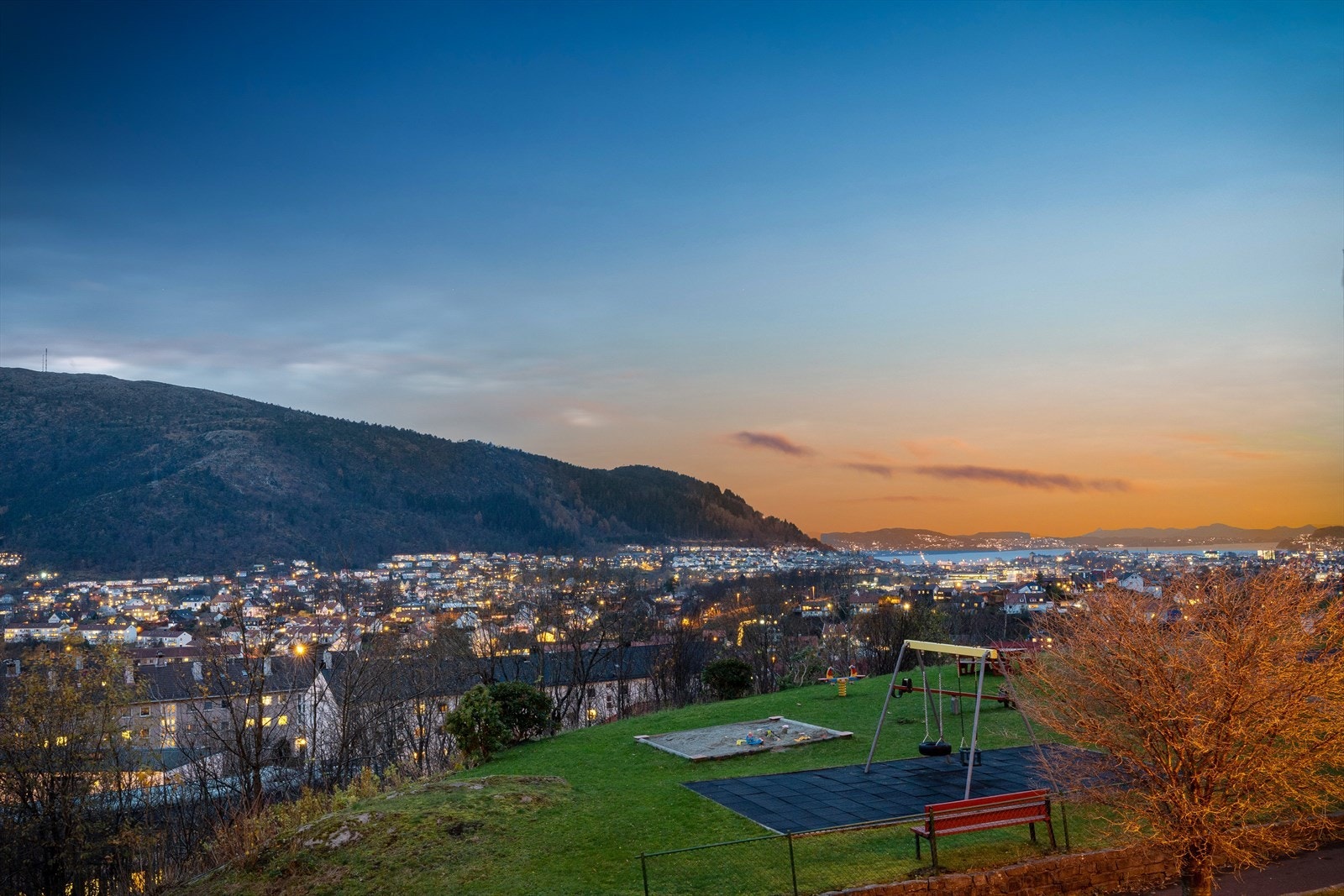 Stor og fin lekeplass 5 min gange unna boligen Galleribilde