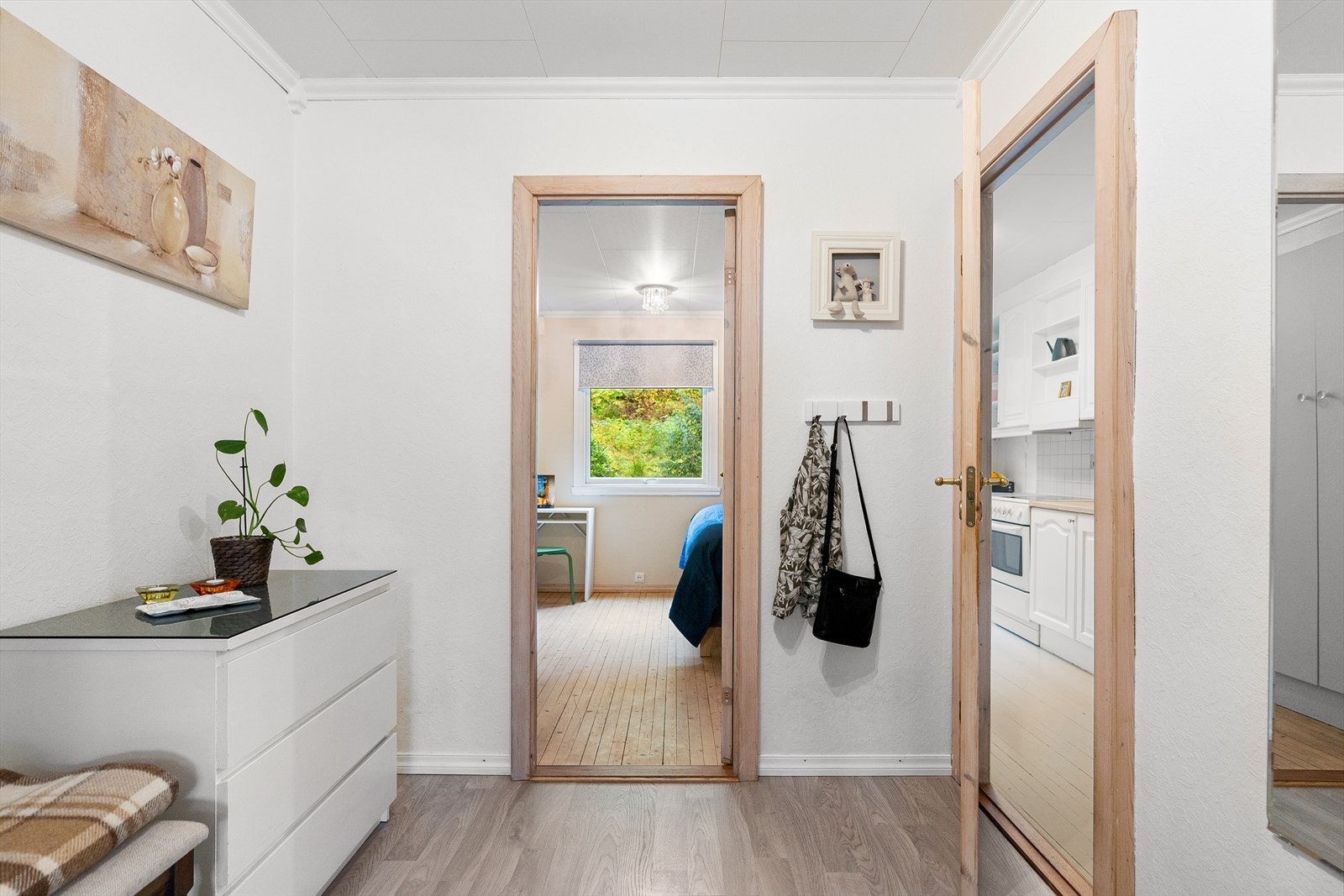 Gangen er av god størrelse og har god plass til å oppbevare yttertøy og sko Galleribilde