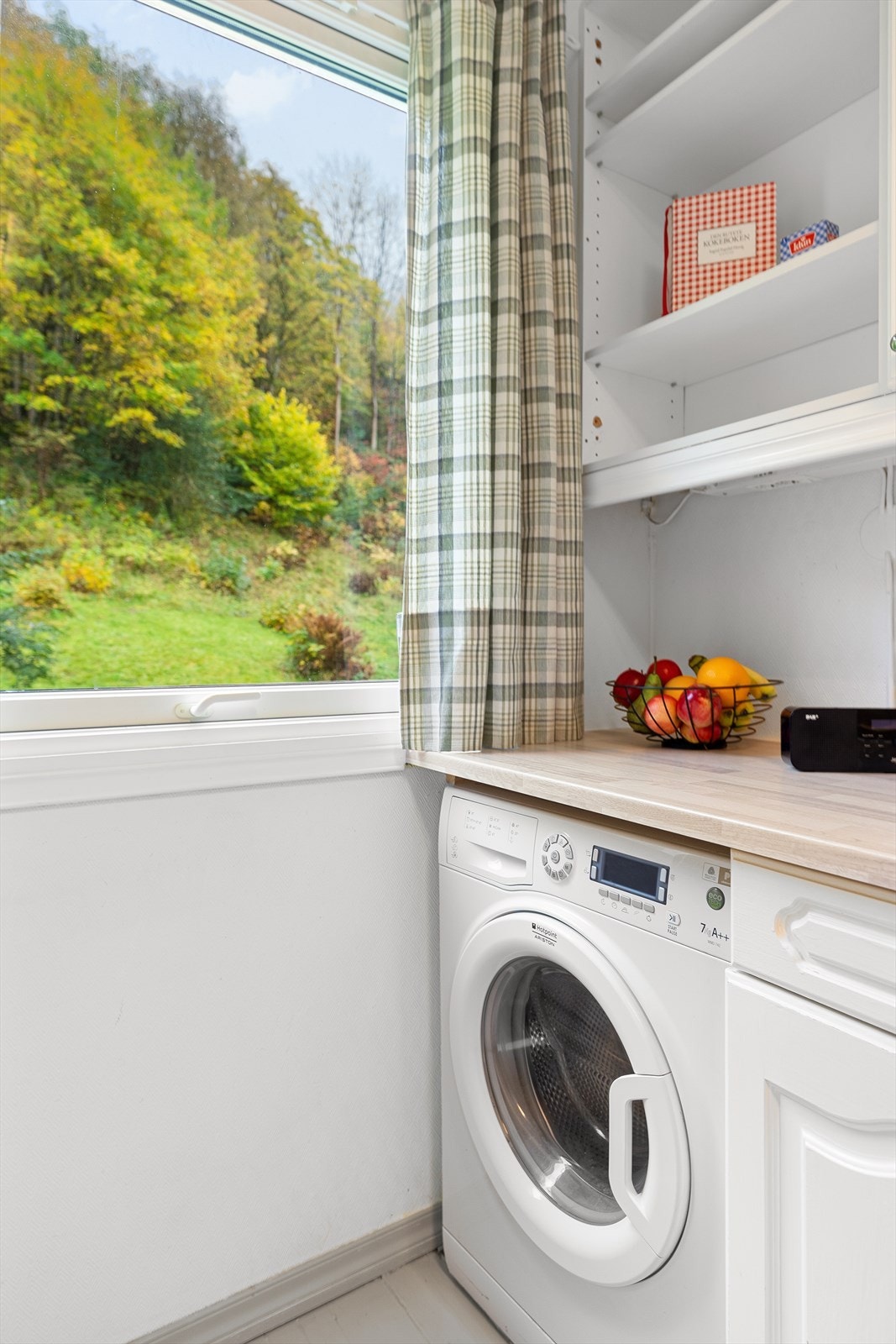 Opplegg for vaskemaskin på kjøkkenet Galleribilde