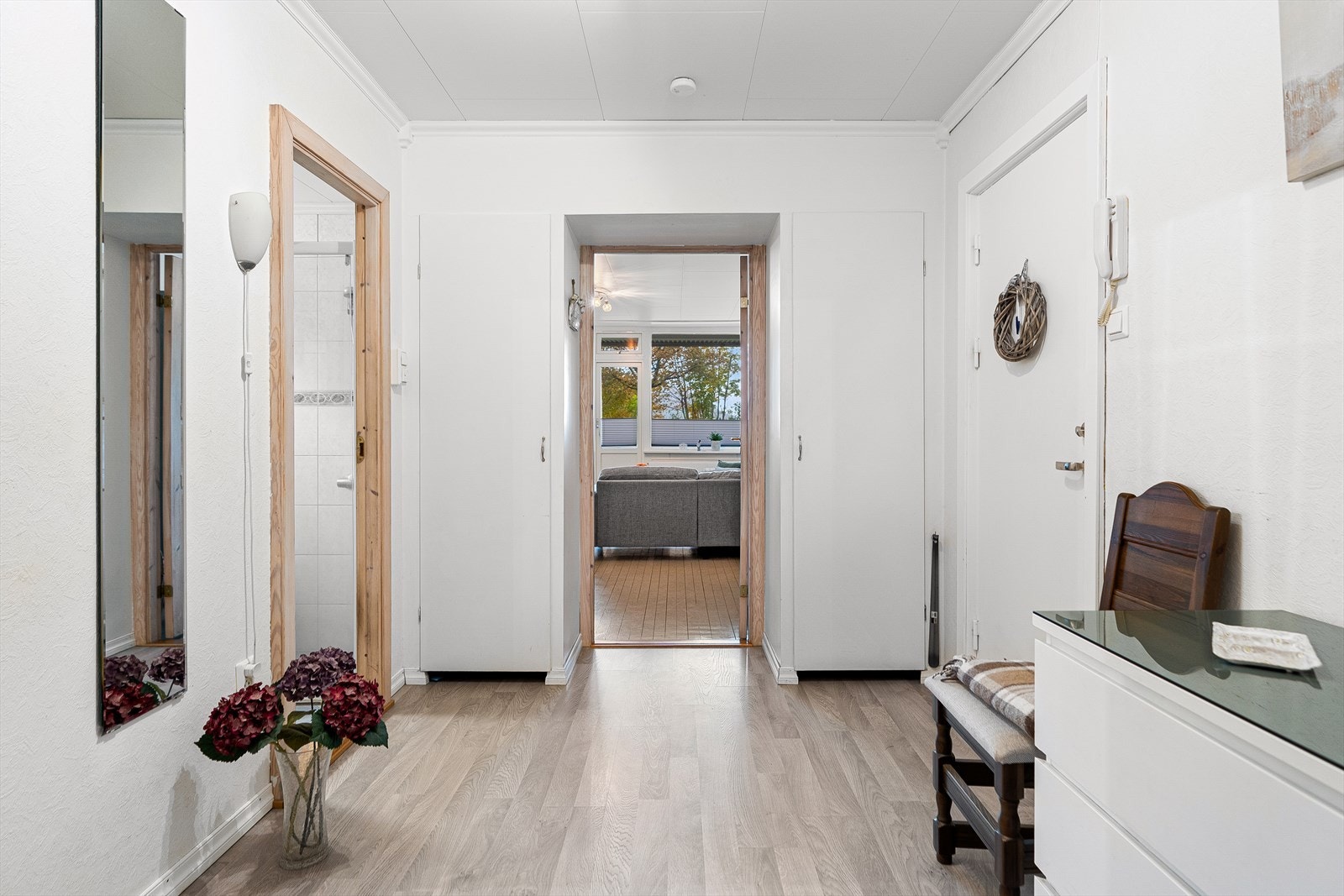 Gangen har også to praktiske oppbevaringsskap på hver side av inngangen til stuen Galleribilde