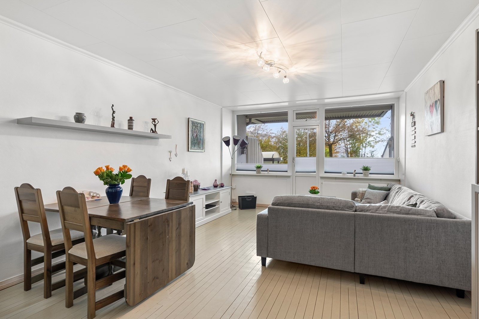 Stuen kan deles inn i soner, hvor man kan ha en til spisegruppe og en til sofagruppe Galleribilde