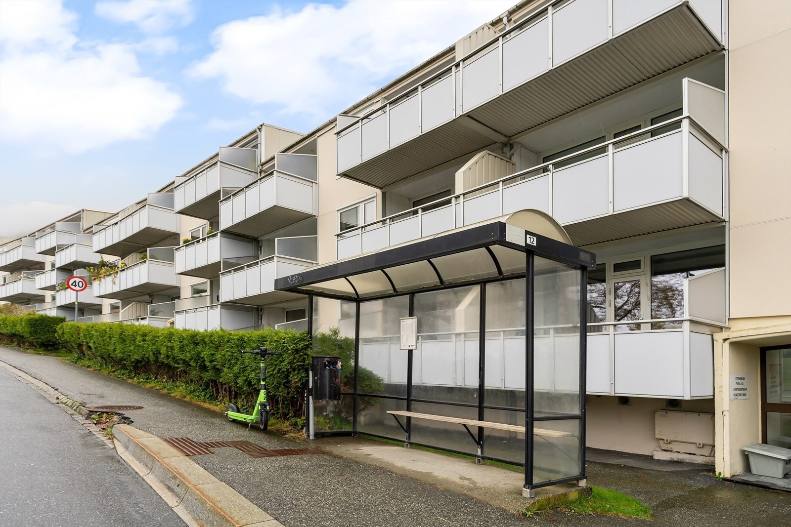 Strimmelen busstopp hvor 12-bussen plukker deg opp Galleribilde