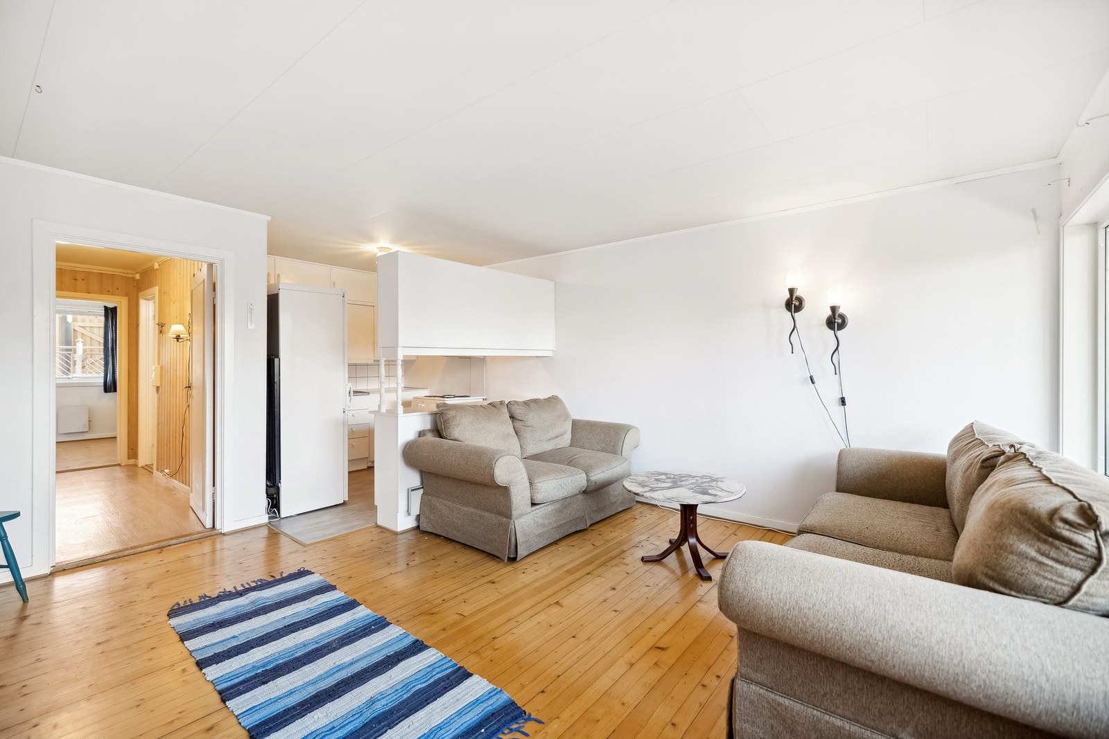 Gode møbleringsmuligheter og åpen løsning mot kjøkkenet. Galleribilde