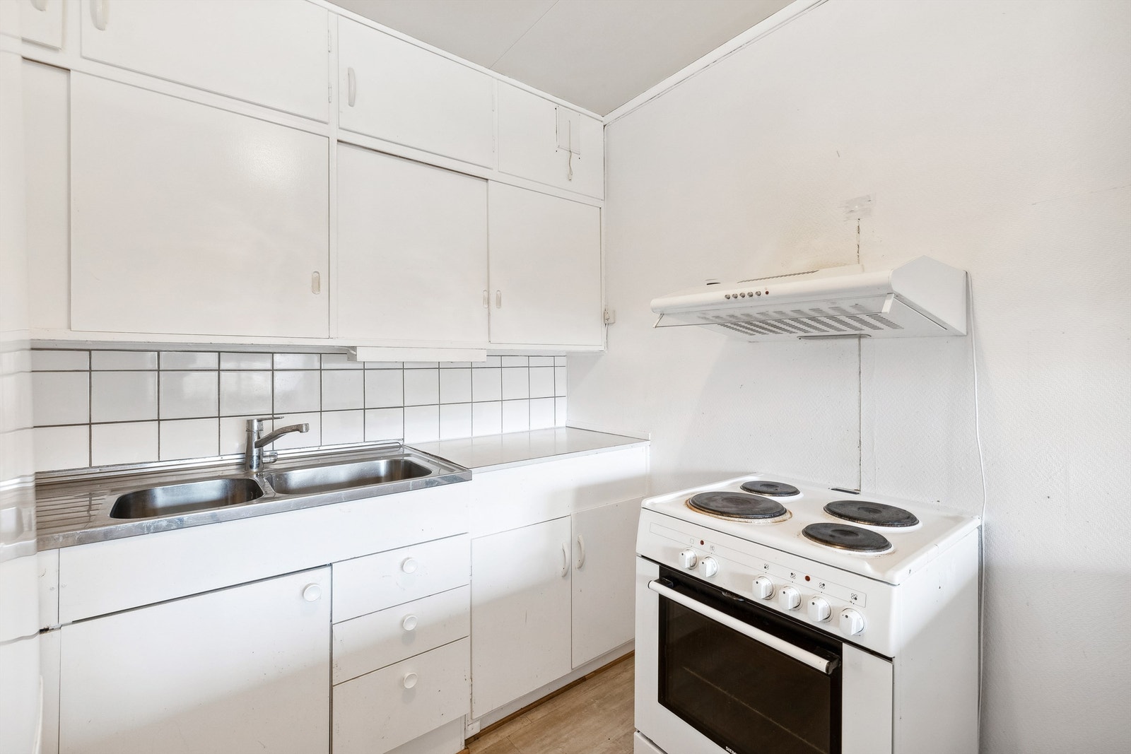 Åpen løsning i innredningen for komfyr og kjøleskap. Det er montert lekkasjevakt i kjøkkenbenk. Galleribilde