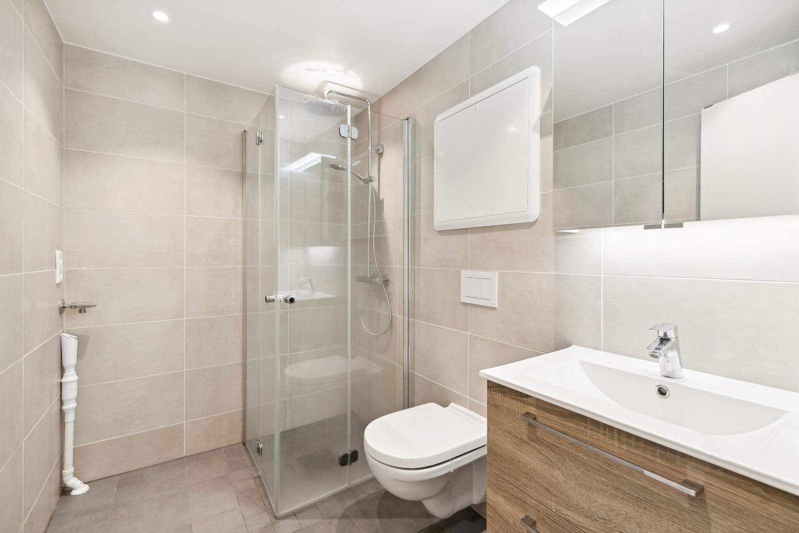 Flislagt baderom som er rehabilitert av borettslaget i 2023. Badet varmes opp med elektriske varmekabler. Galleribilde