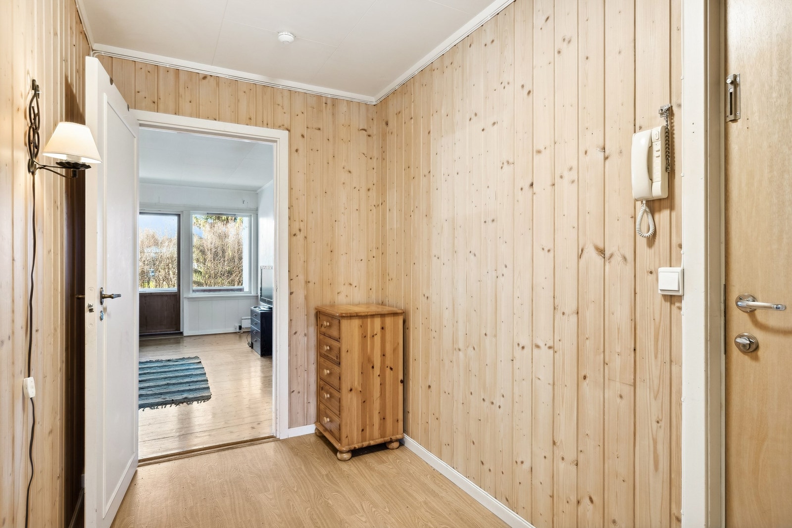 Her kommer du inn i en entré med panel på veggene og vinylbelegg på gulvet. Entréen er romslig med mulighet for å innrede med garderobeløsning. Galleribilde