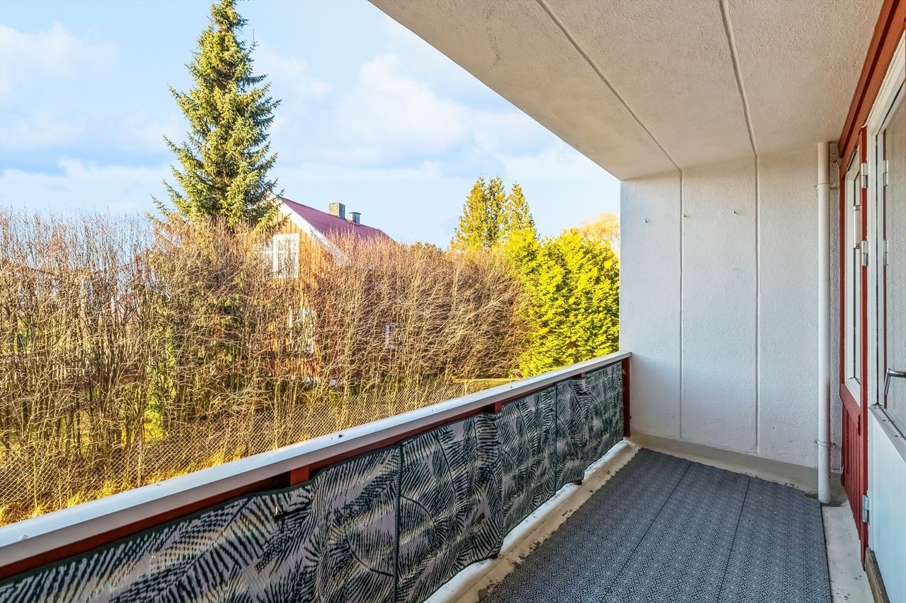 Vestvendt balkong med gode solforhold ettermiddag og kveld. Galleribilde