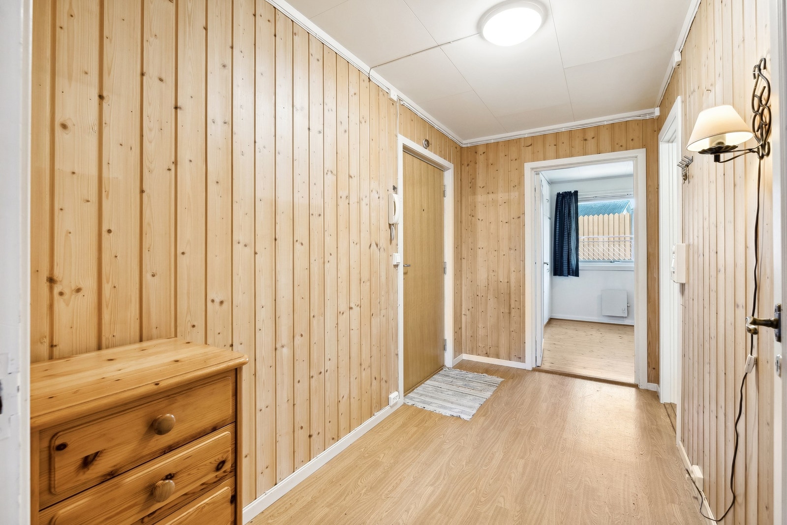 Fra entréen er det adkomst til soverommet på venstre side, bad rett frem og stue/kjøkkenet på høyre side. Galleribilde