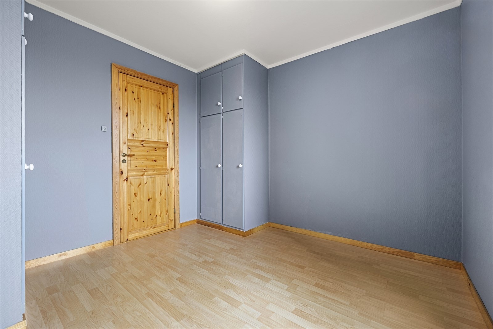 Integrerte garderobeskap på begge sider av rommet. Galleribilde