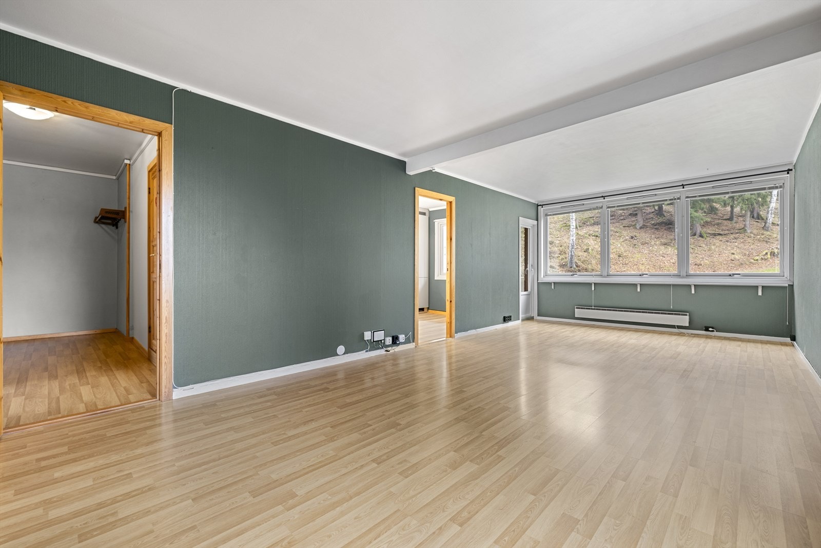 Leiligheten har lave felleskostnader. Felleskostnadene inkluderer bl. annet både kabel-tv, internett, kommunale avgifter og eiendomsskatt. Galleribilde