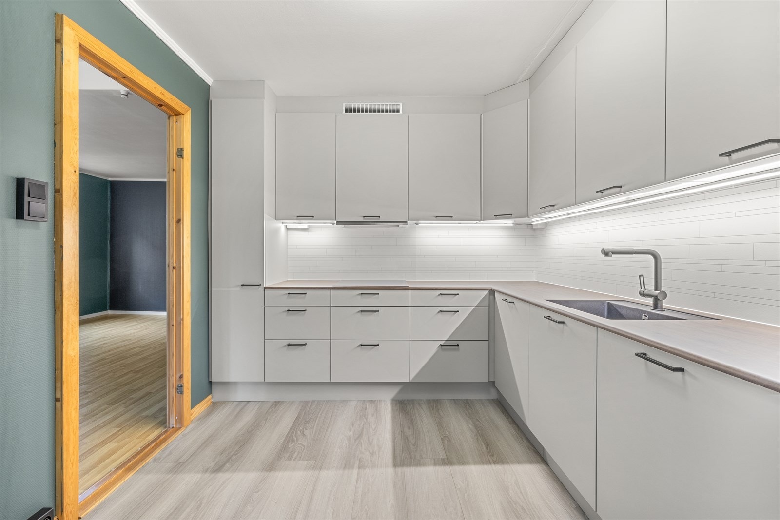 Kjøkkenet er fra 2023 med hvite glatte fronter, laminat benkeplate med vask. Kjøl/frys, ovn, platetopp, oppvaskmaskin og ventilator med omluft. Automatisk vannstopper er montert. Galleribilde