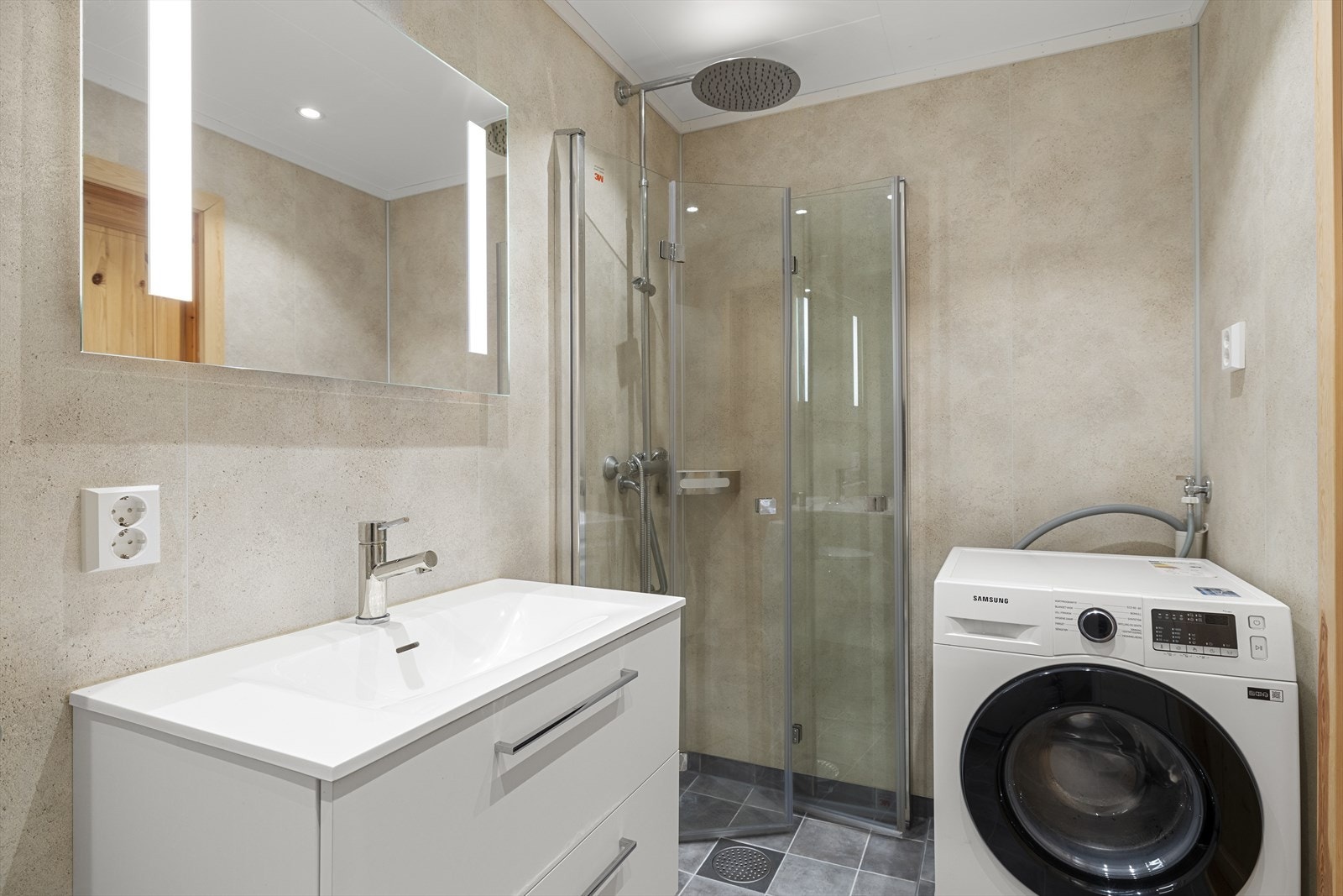 Badet ble totalrenovert i 2022. Rommet er innredet med dusjhjørne, servant i innredning, opplegg for vaskemaskin og vegghengt toalett. Mekanisk avtrekk til felles anlegg. Galleribilde