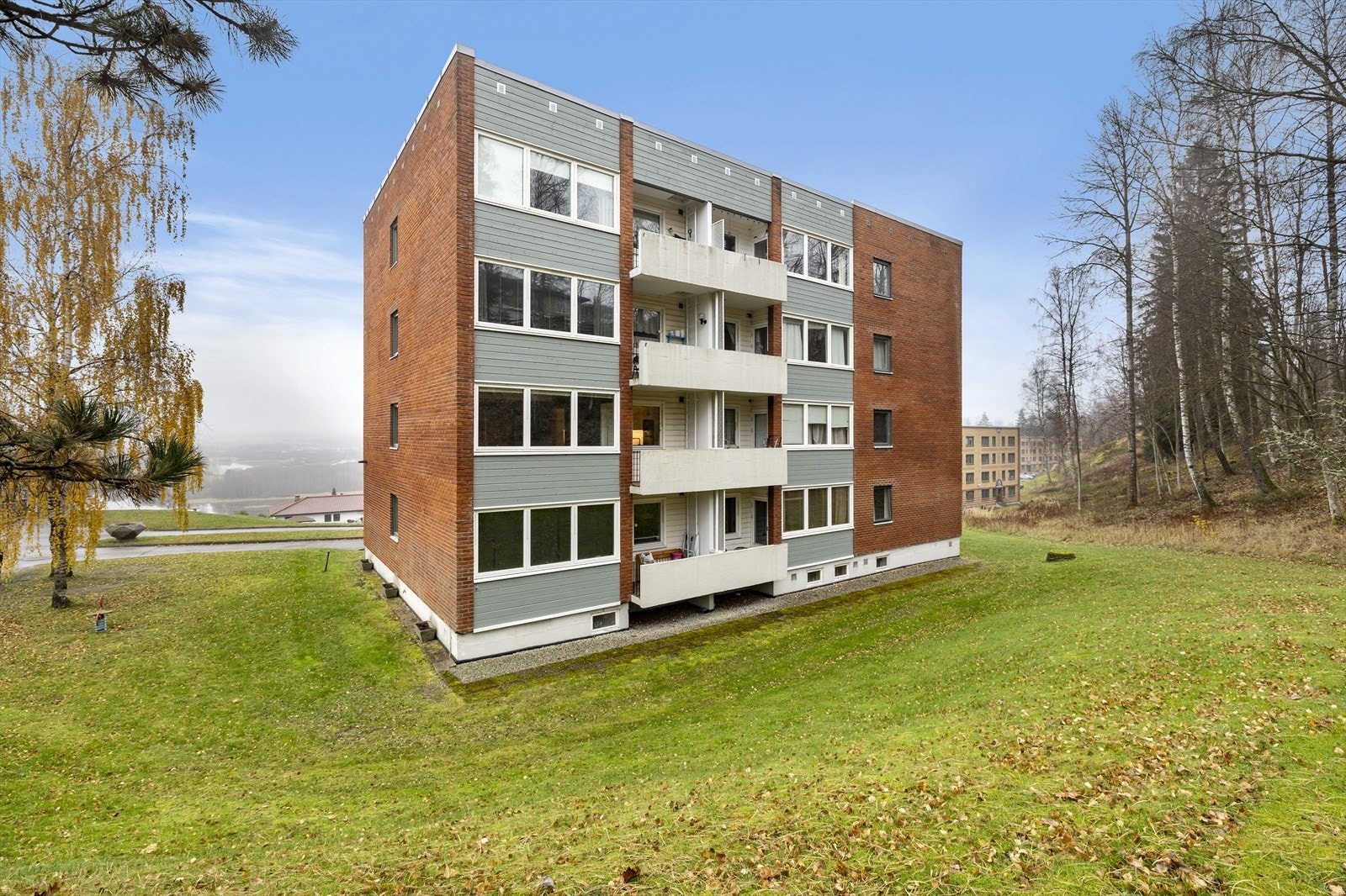 Dette er en andelsleilighet i et veldrevet borettslag, beliggende ca. 5 min unna Lillestrøm. Leiligheten ligger i byggets 2. etasje. Galleribilde