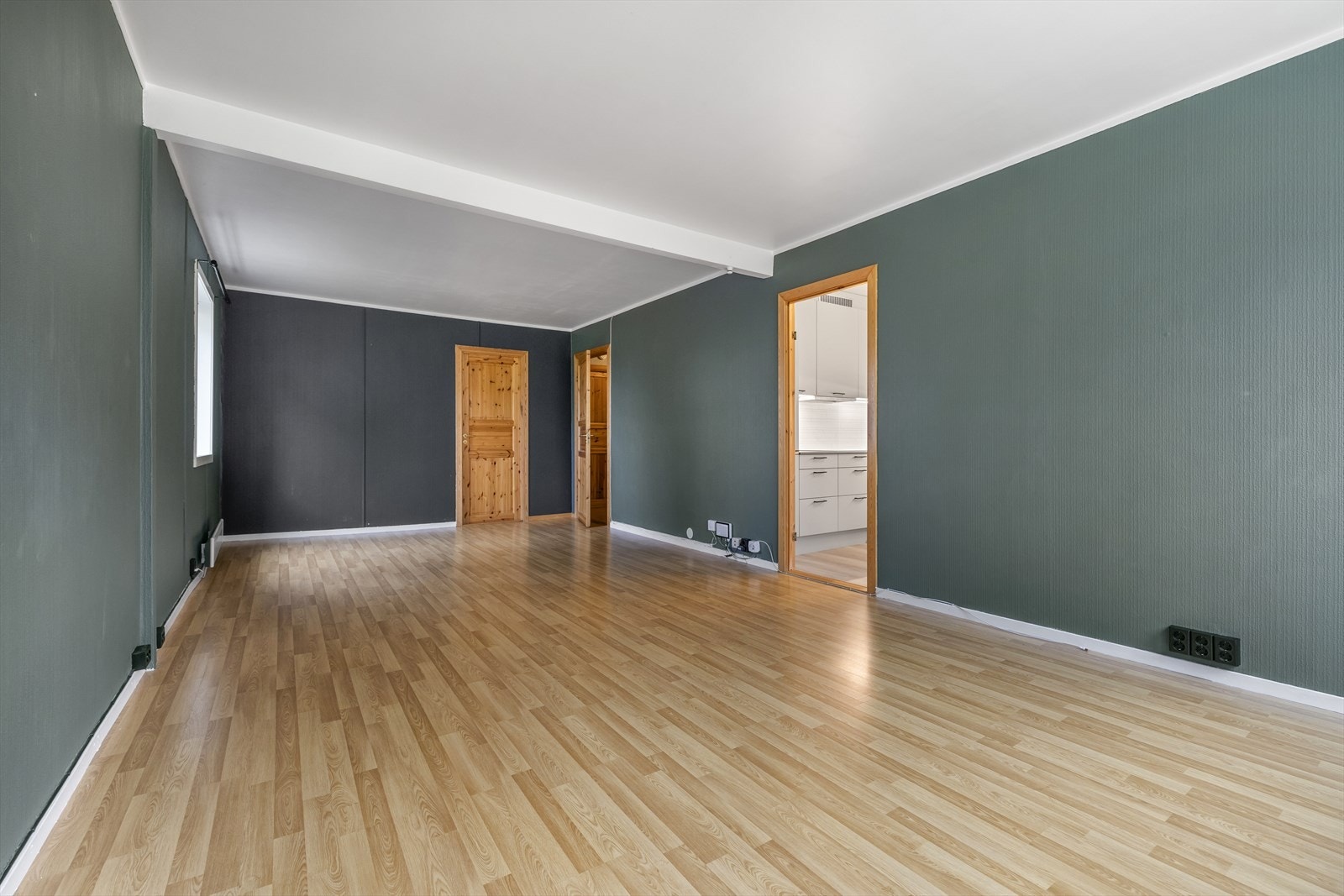 Lignende leiligheter i borettslaget har valgt å slå sammen stue og kjøkken til ett stort rom. Konferer megler for mer info. Galleribilde