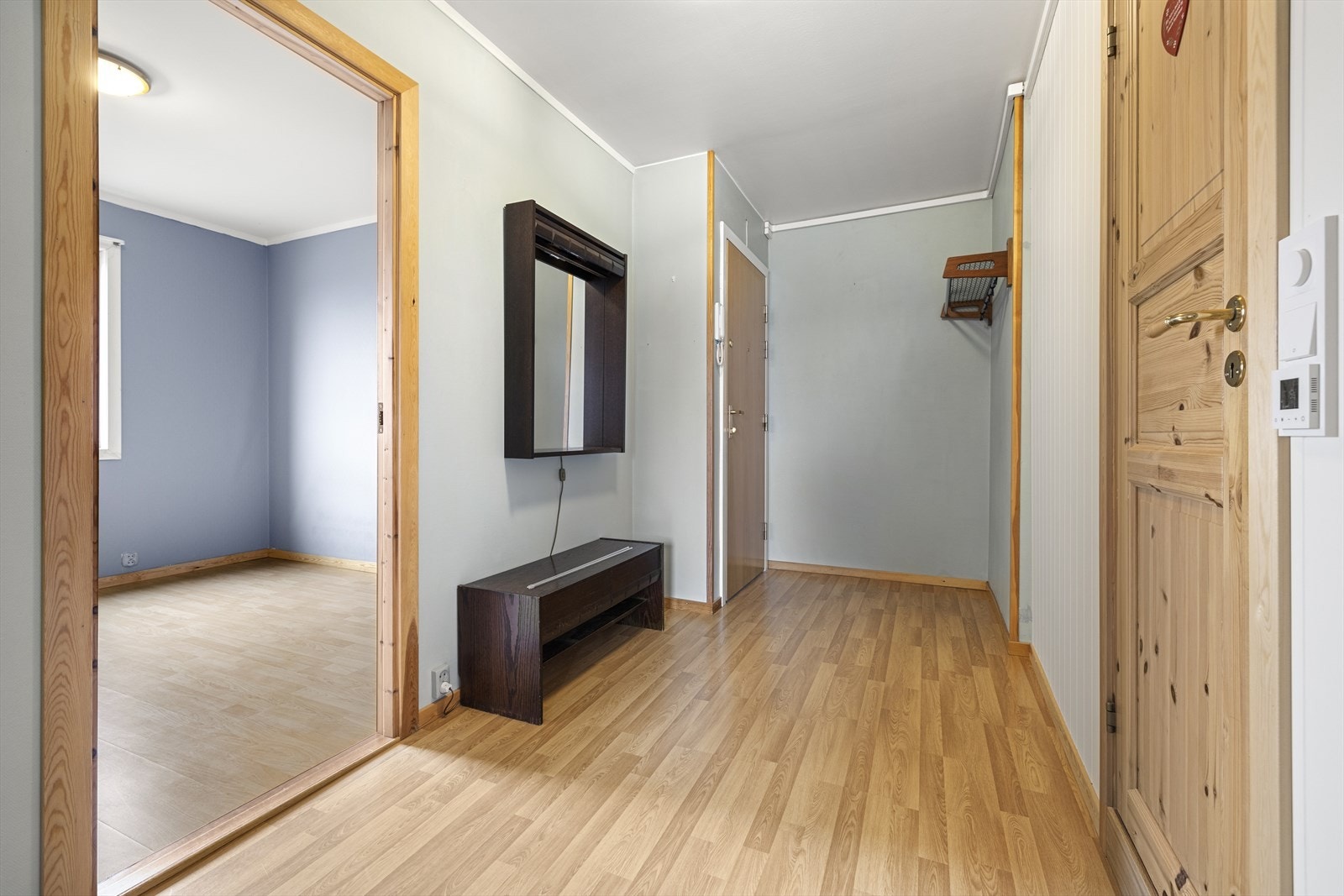 Velkommen inn! Romslig gang med god plass til å henge fra seg yttertøy og legge fra seg utesko. Dørcalling ved inngangsdør. Galleribilde