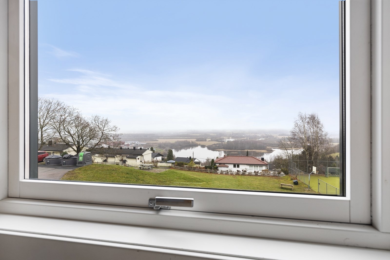 Fin utsikt fra soveromsvinduet ned mot Øyeren. Galleribilde